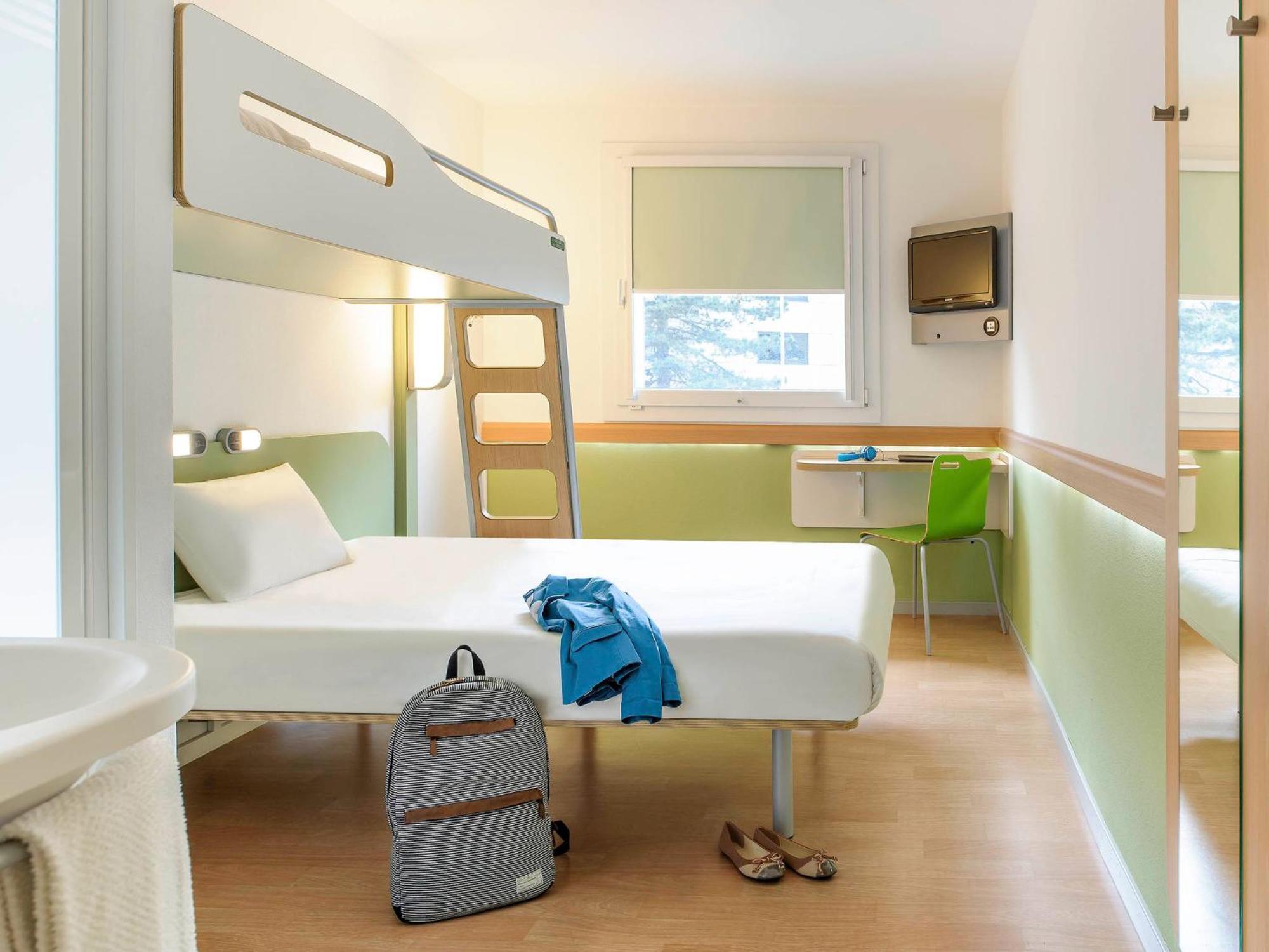 Triple Room One Double Bed One Bunk Bed,1704982275:JPEG