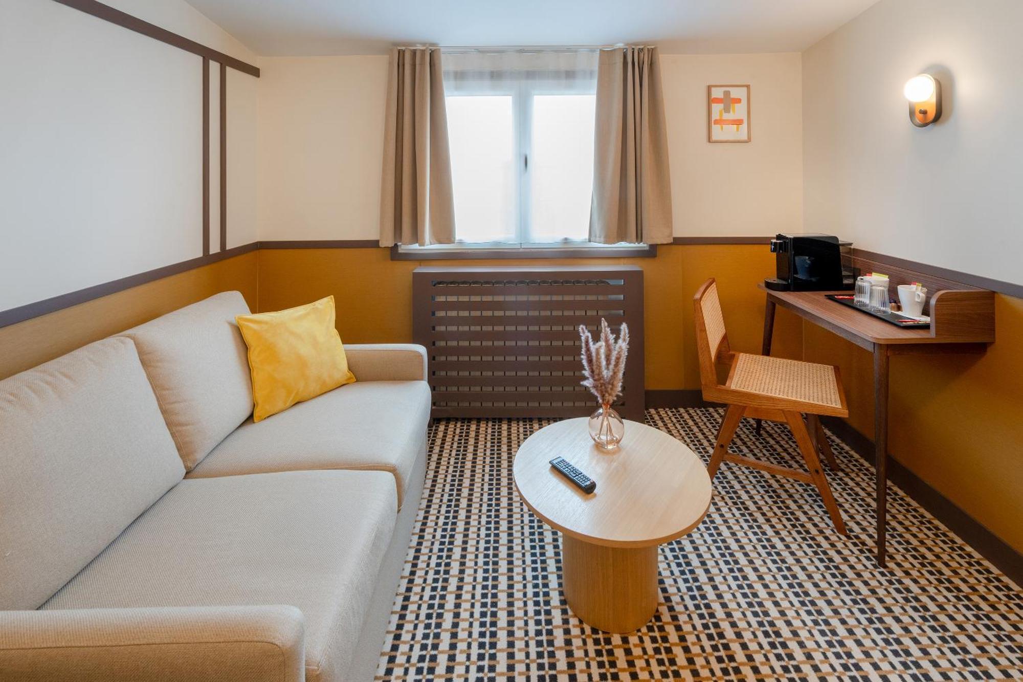 Executive Queen Room Sofa Bed Non-Smoking