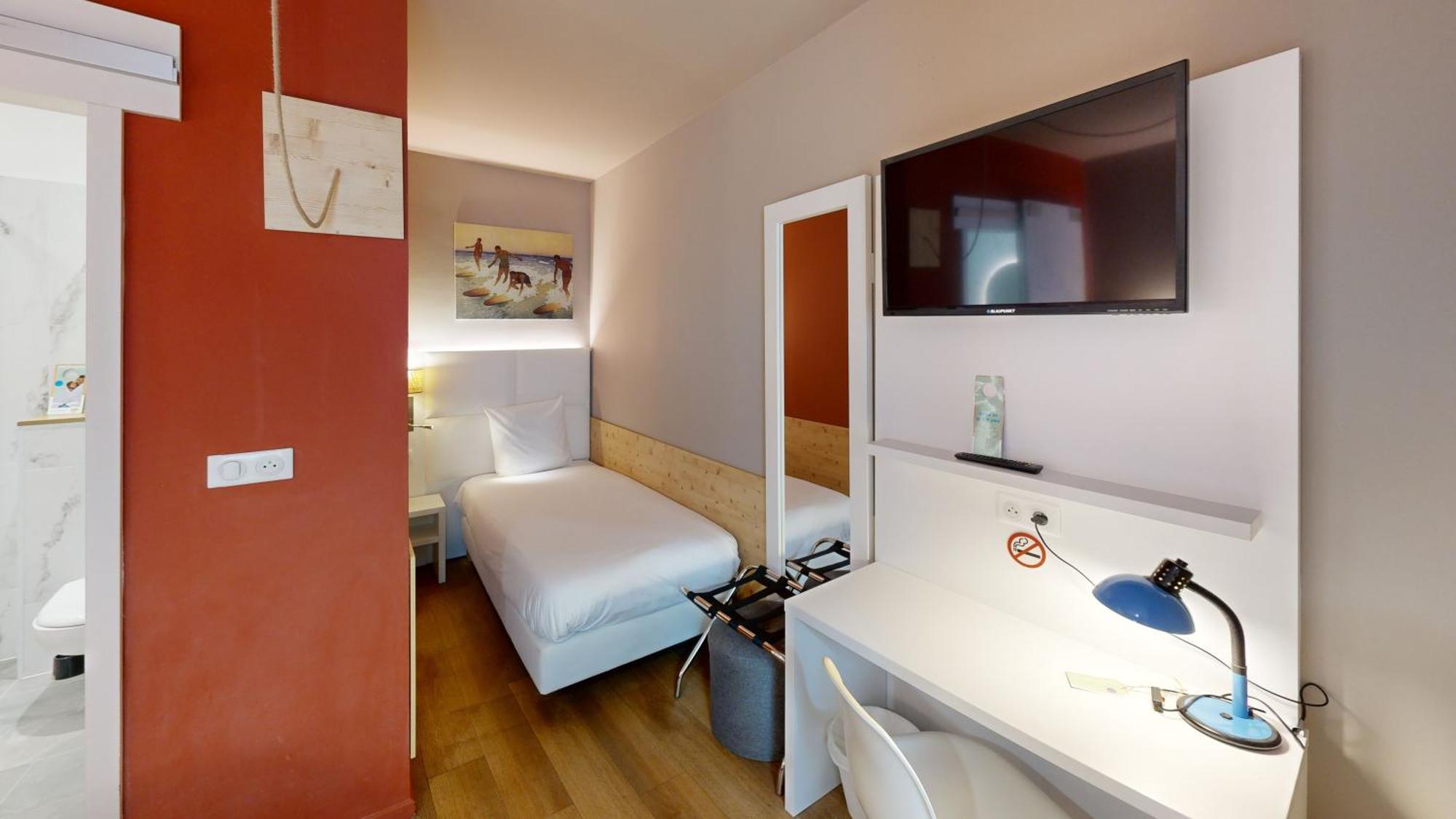Pop Room with Three Single Beds (or King and Single Beds)