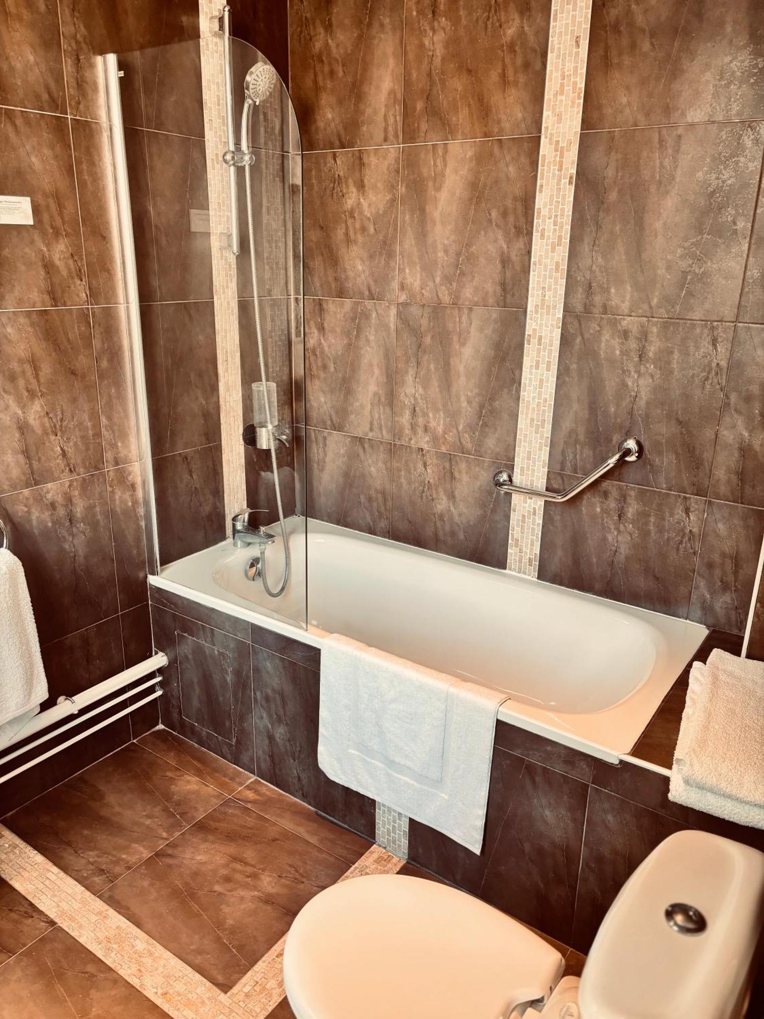 Superior Room with Bath,1697099574:JPEG