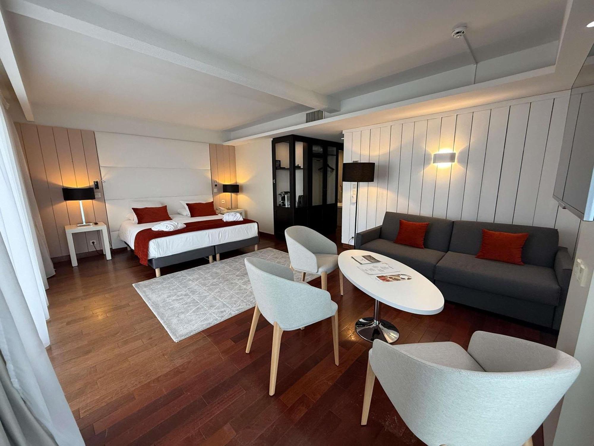 Privilege Suite One Double Bed Lounge Sea View