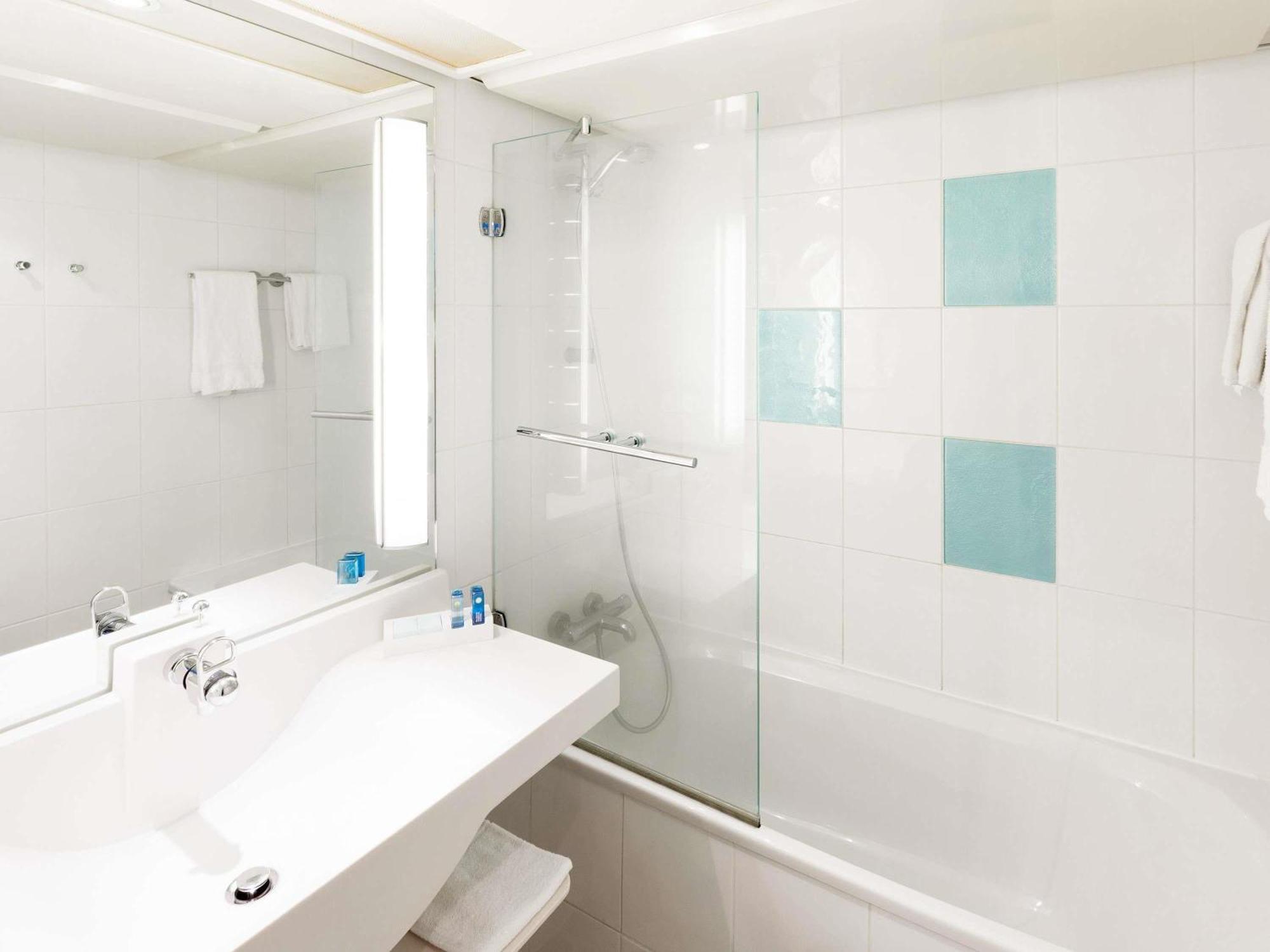 Classic  Family Room with Double Bed and Two Single Beds,1704843966:JPEG