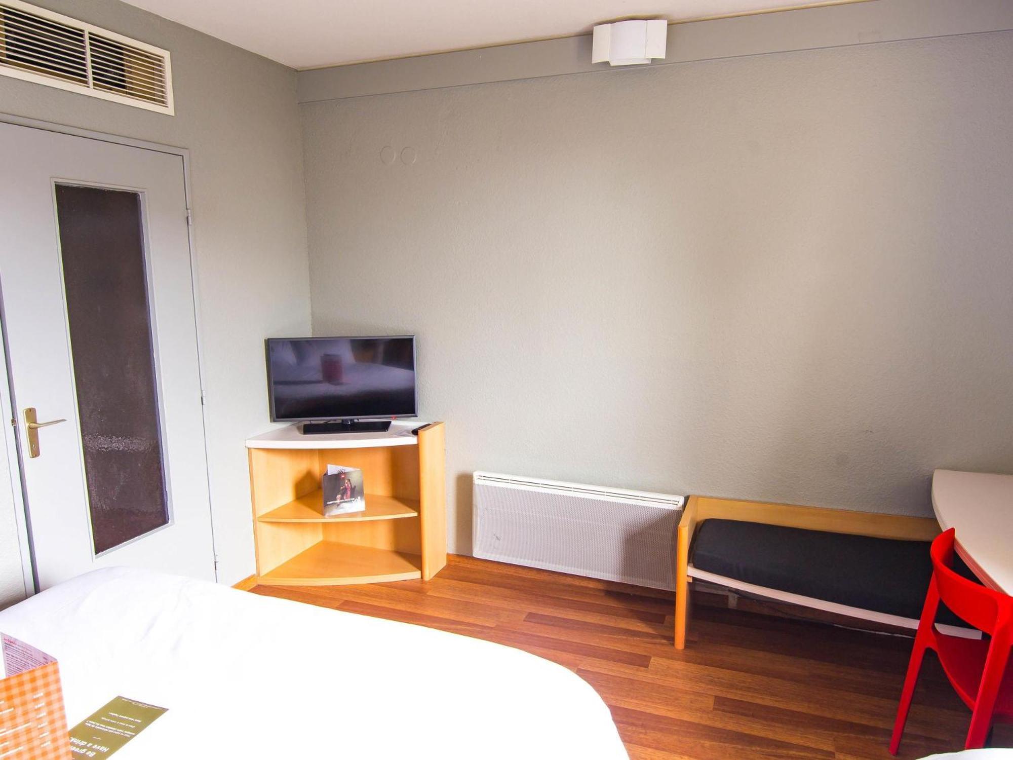 Standard Room with One Double Bed and One Single Bed,1704914125:JPEG