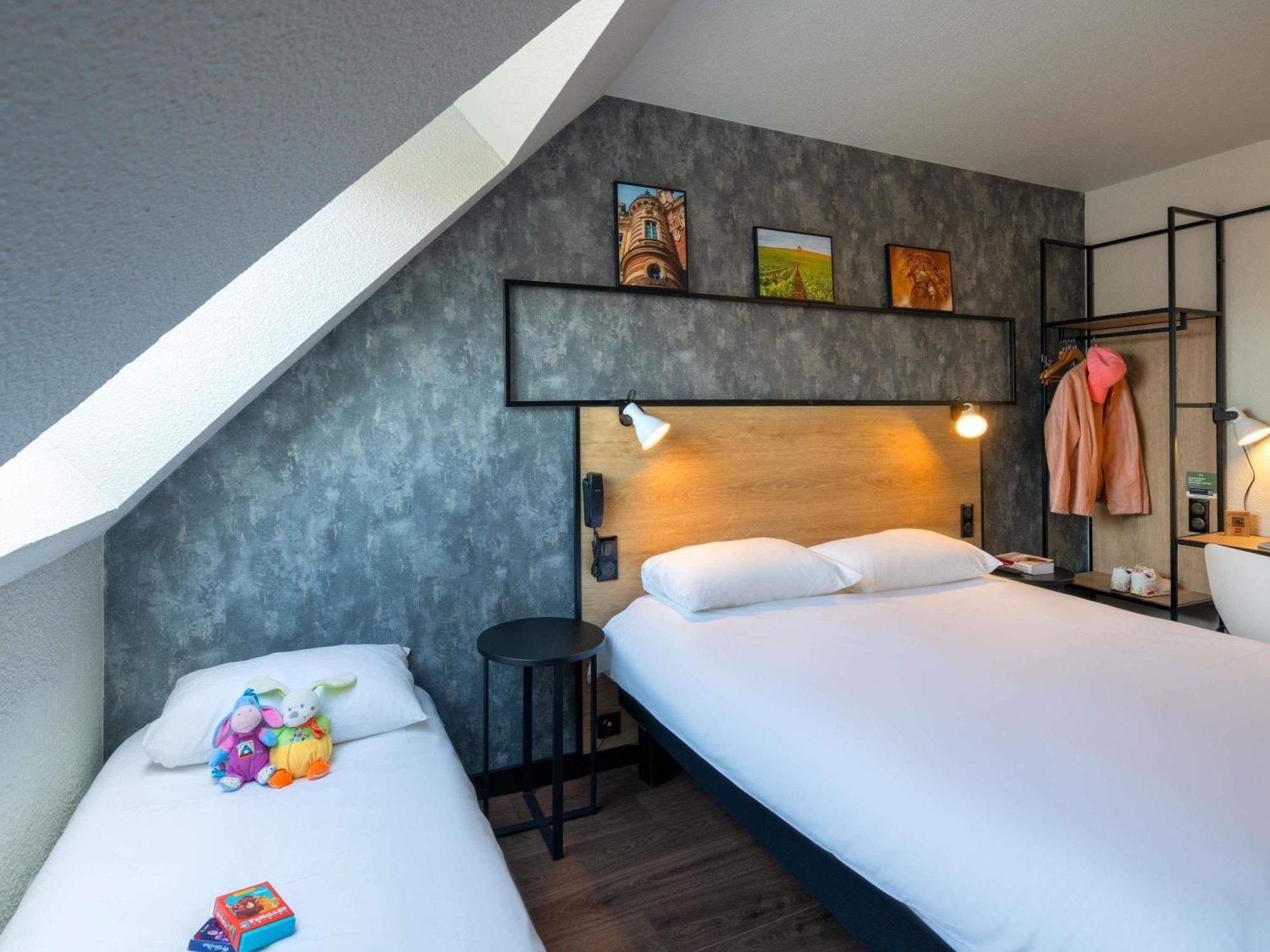 Dreibettzimmer mit Doppelbett und Einzelbett