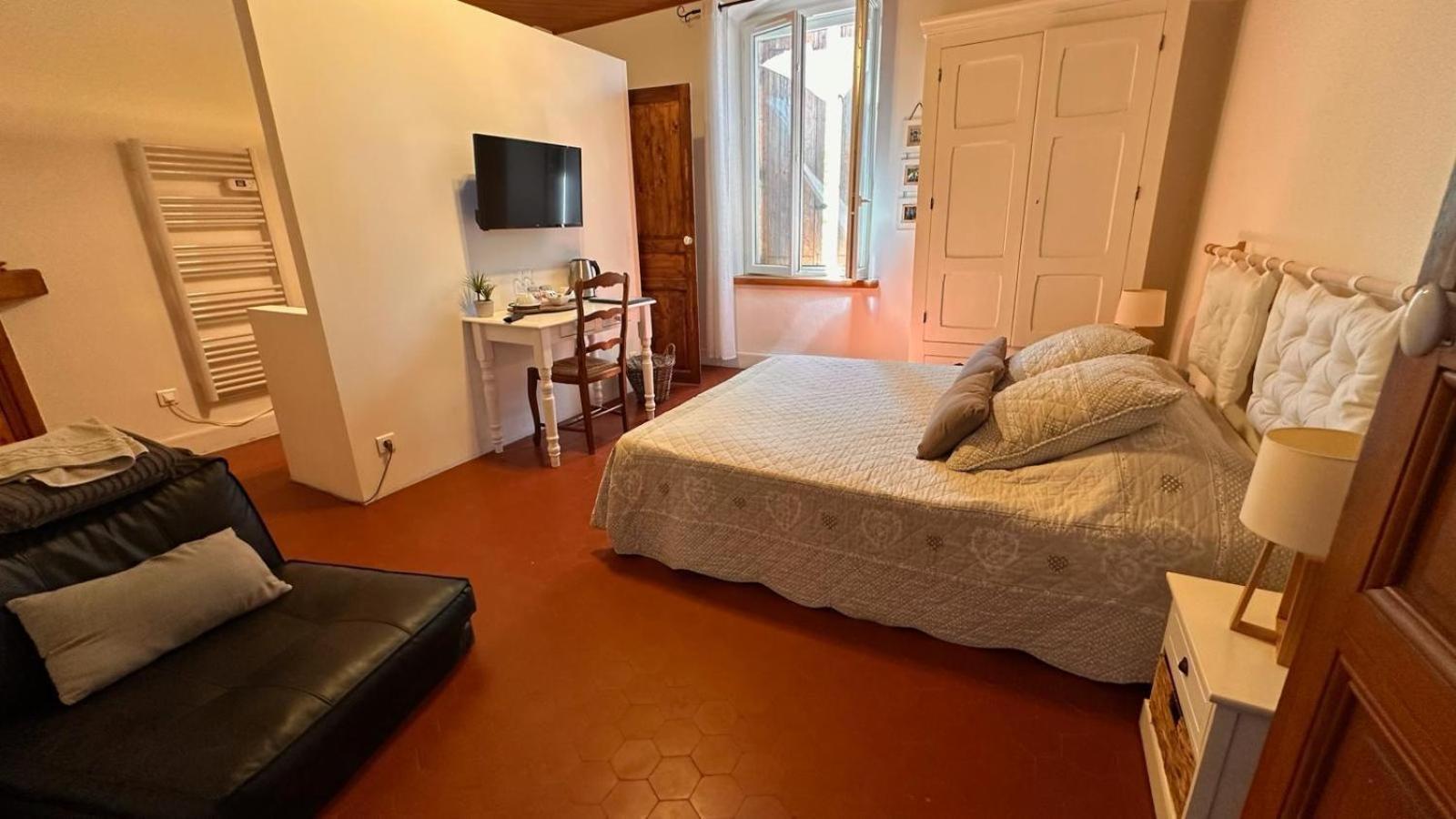 Kamer met Queensize Bed en Uitzicht op de Tuin