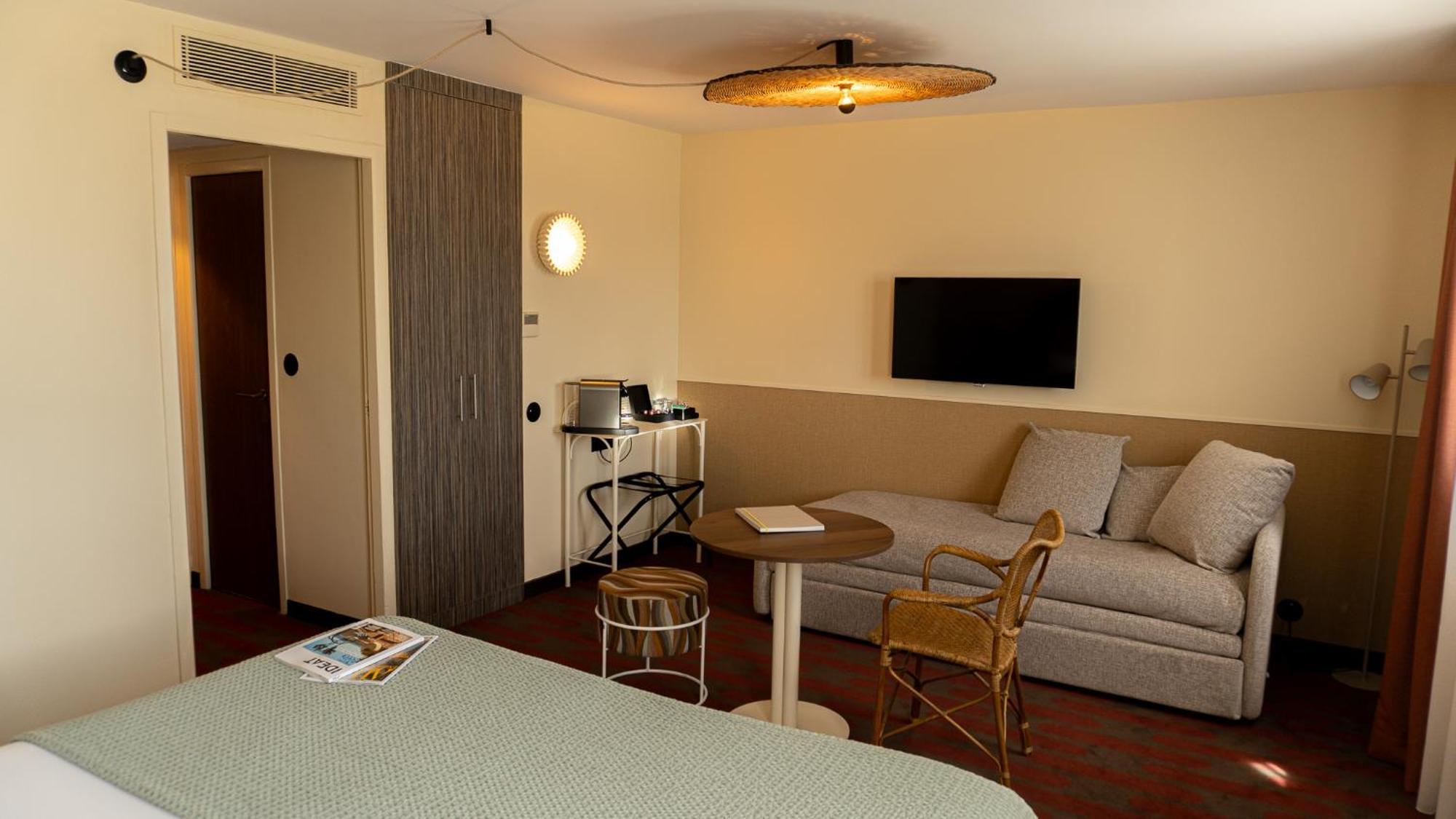 Junior Suite One Double One Sofa Bed