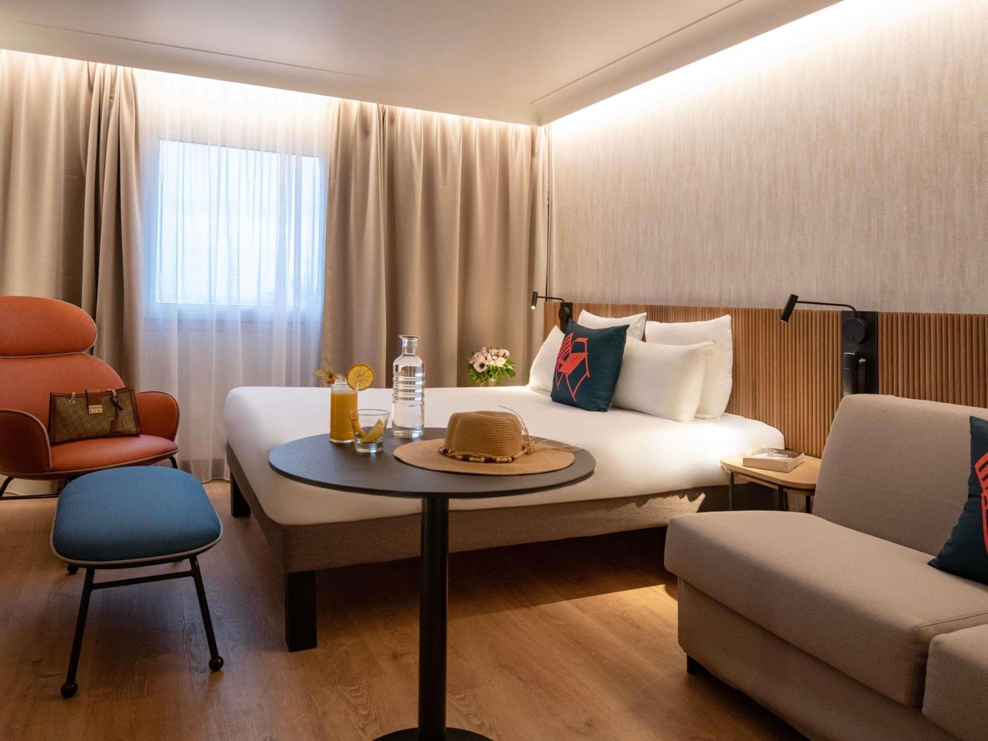 Quarto Queen Superior com Sofá