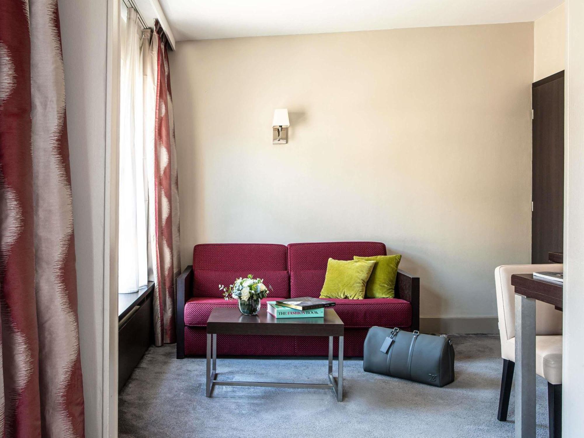 Suite Junior con cama extragrande y zona de salón