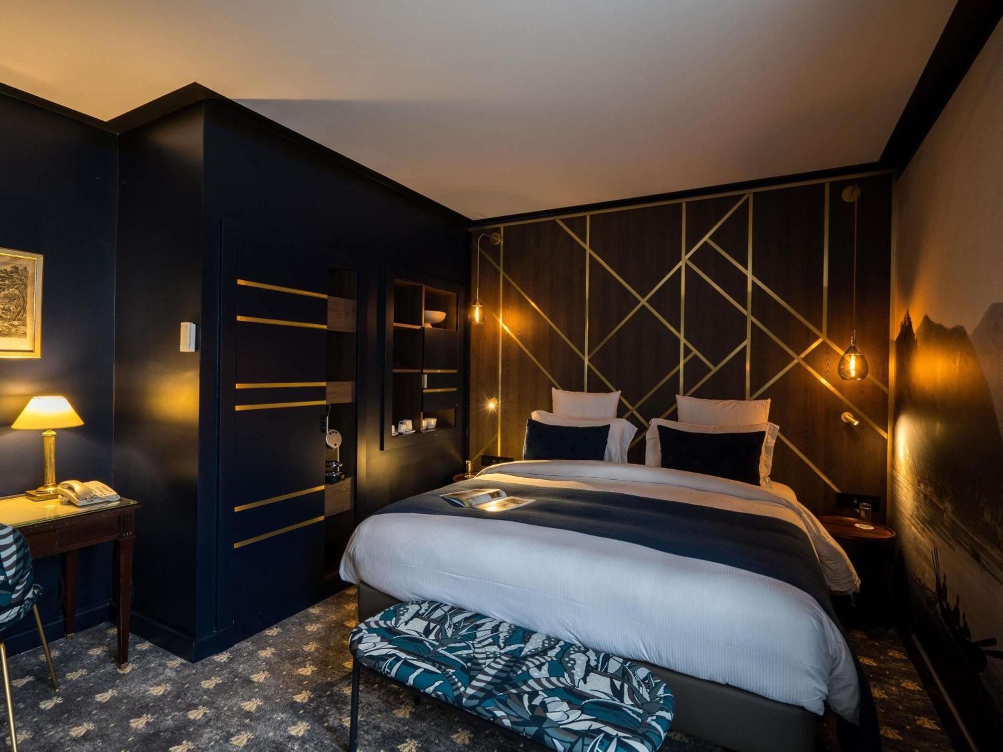Superior Zimmer mit Kingsize-Bett und Blick auf den Innenhof