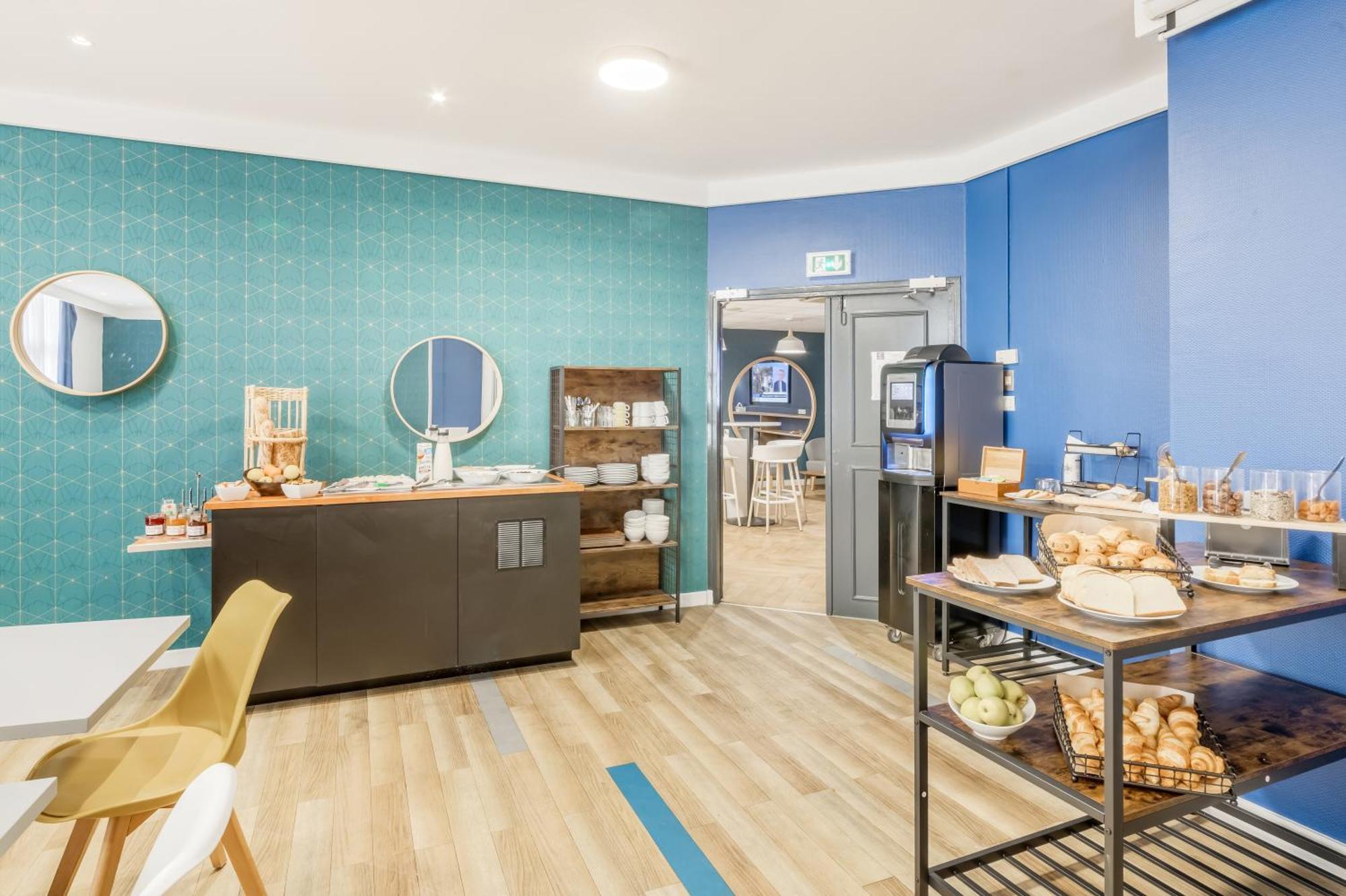 Accessible Room Four Single Beds Non-Smoking
