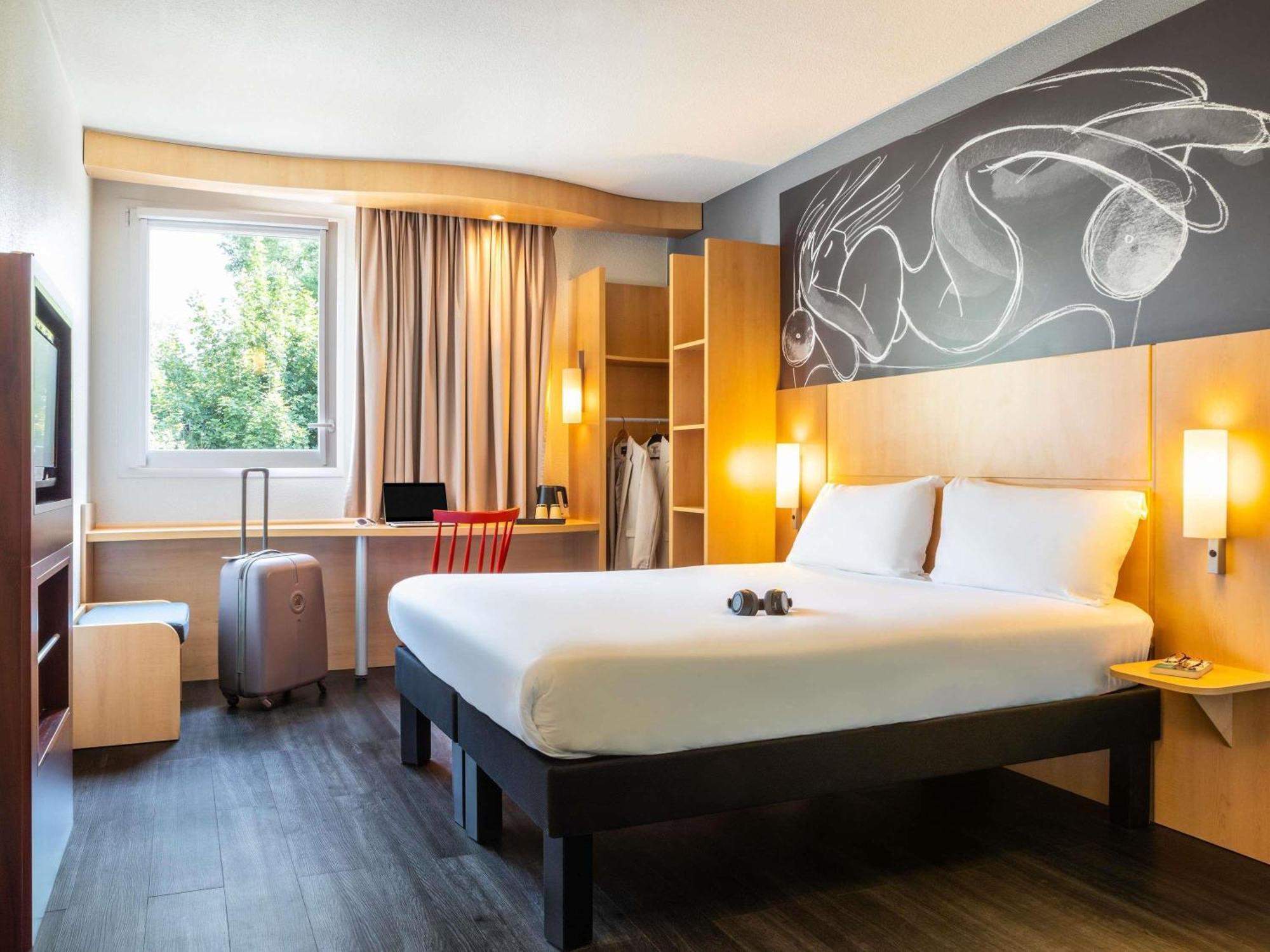 Accessible Room with 1 Queen Bed