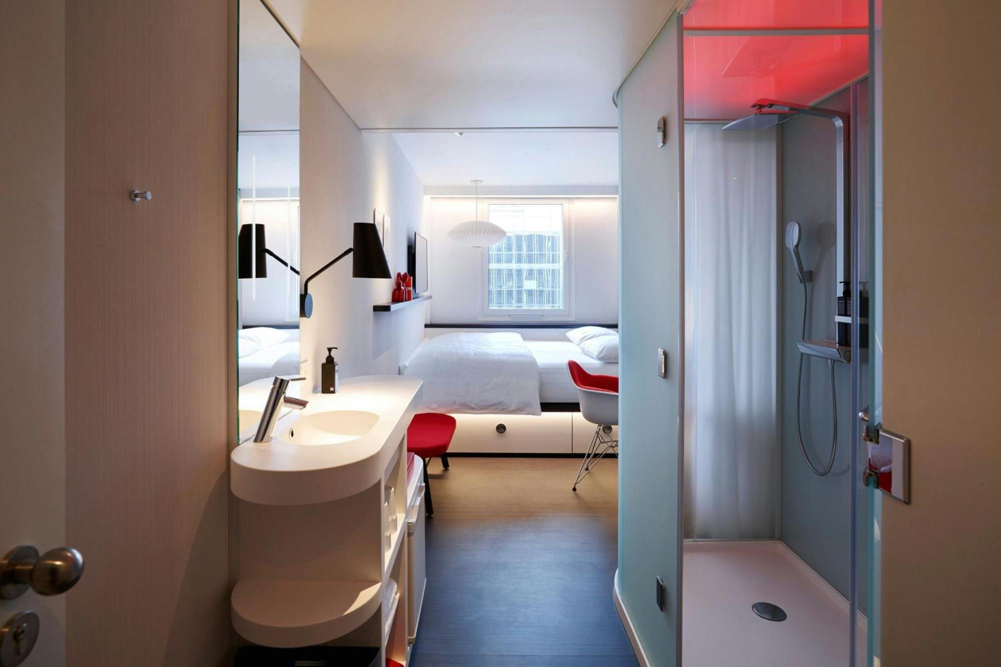 Zimmer mit Kingsize-Bett