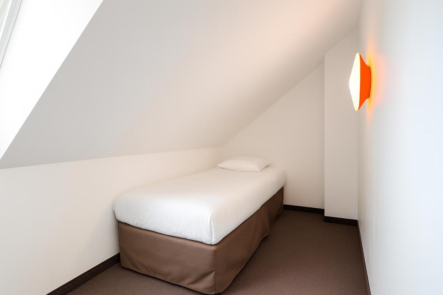 Standard Queen Room with One Single Bed