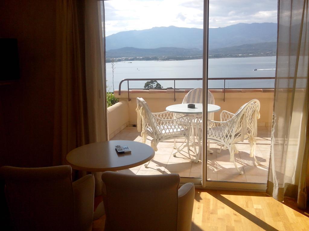 Double or twin deluxe Room with sea view