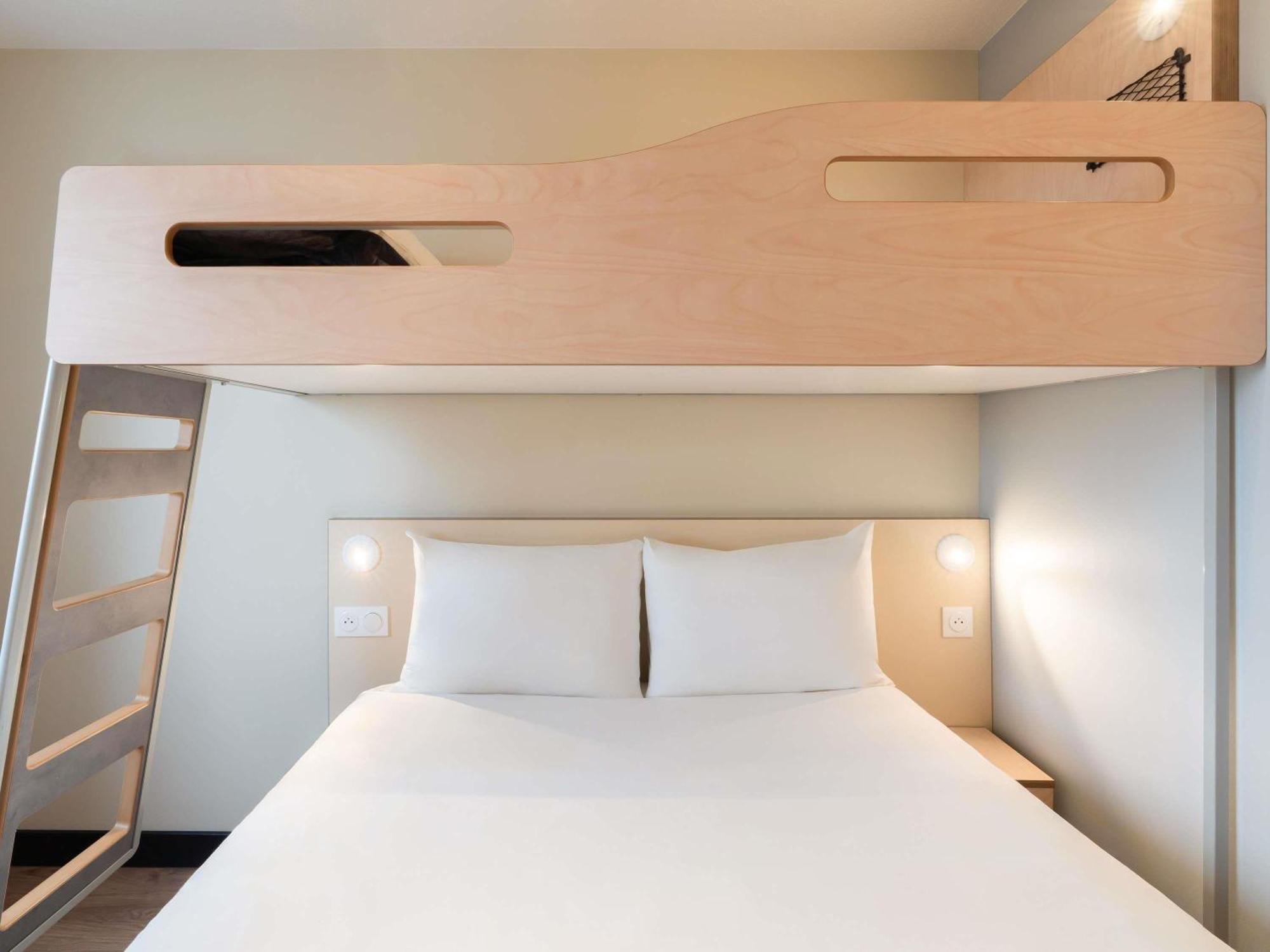 Camera con 1 Letto Queen-Size e 1 Letto a Castello
