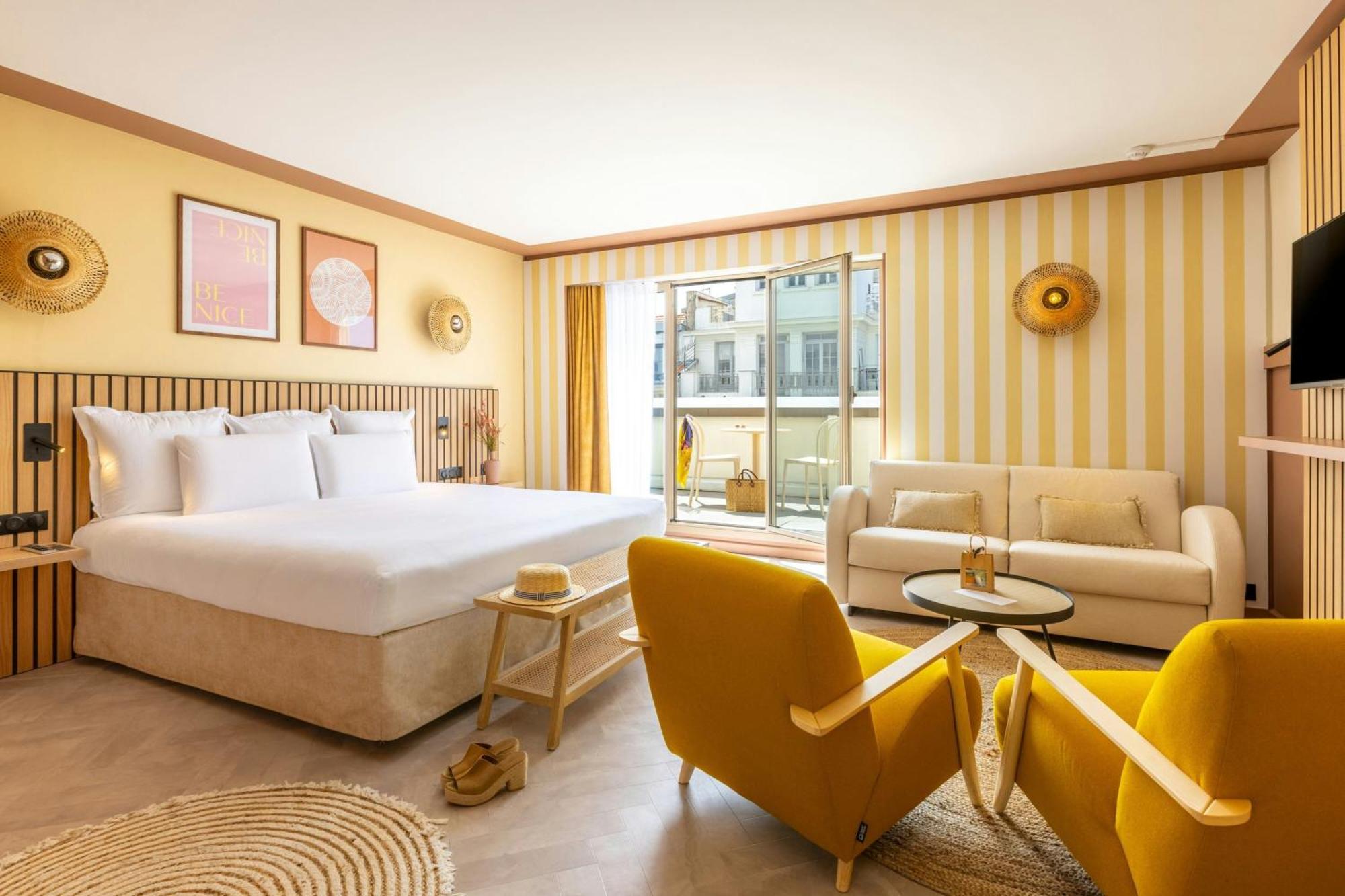 Junior King Suite Sofa Bed Terrace Notre Dame View,1746812941:JPEG