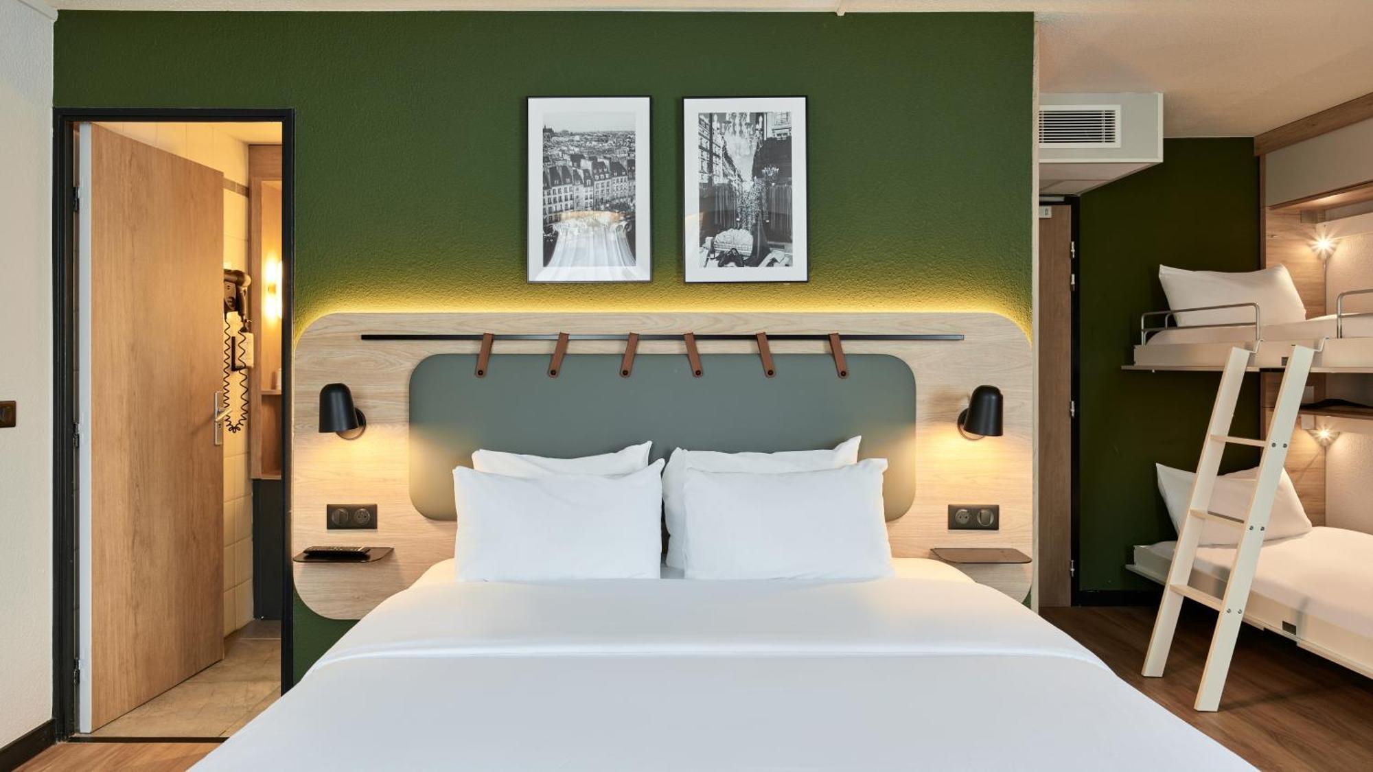 Standard room 1 Queen Bed modular bed