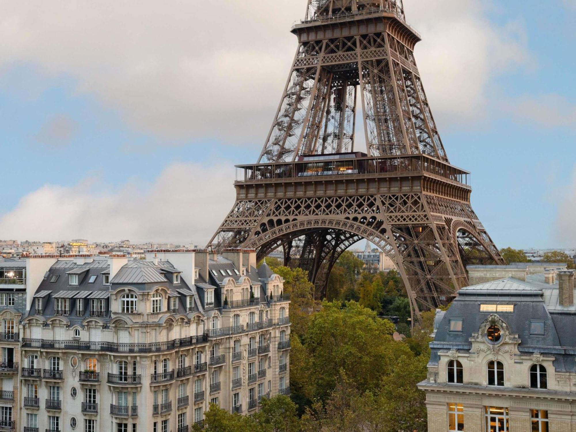 Deluxe King Room - Balcony with Eiffel Tower View