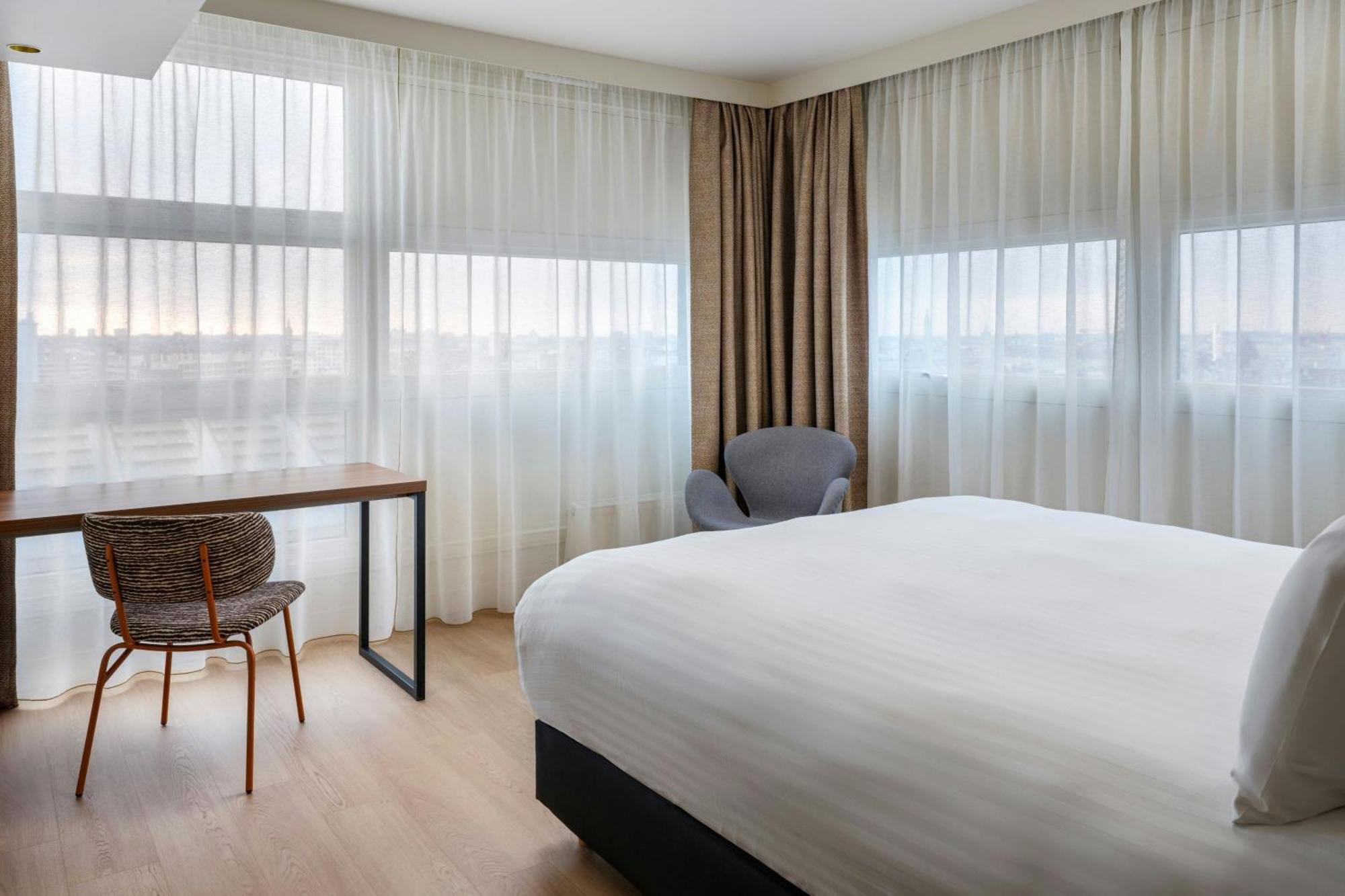 One-Bedroom Apartment with King Bed and Sofa Bed - City View,1758522381:JPEG