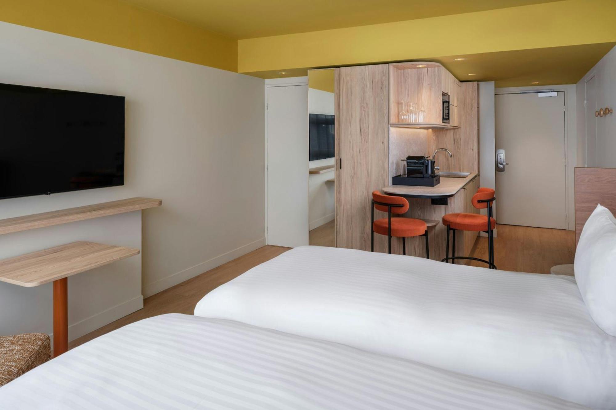 Twin Studio with Urban View and Roll-In Shower - Mid Floor,1758522427:JPEG