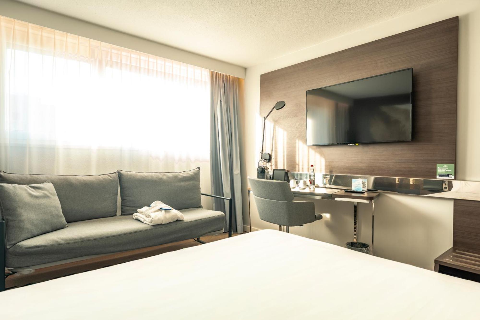 Executive Queen Room Single Sofa Bed