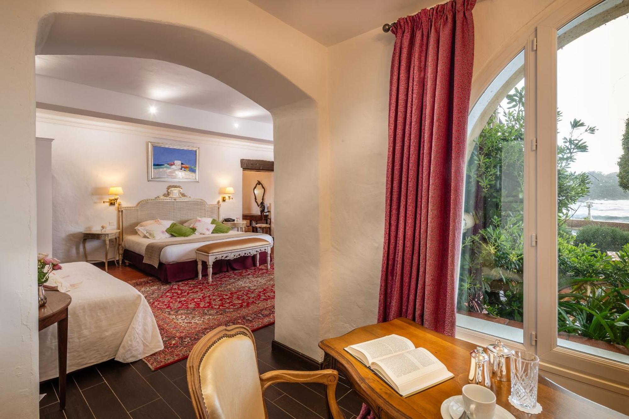 Suite Junior avec Terrasse Privée - Vue sur Mer et Jardin
