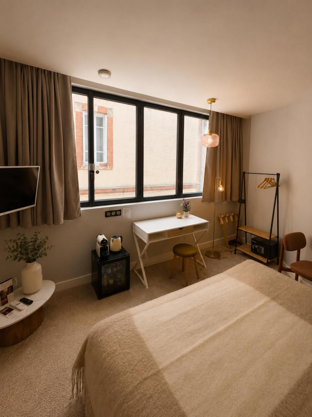 Deluxe Double Room Shower