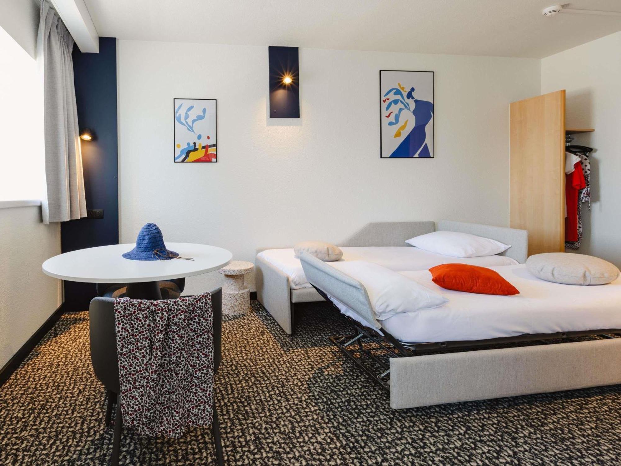 Comfort Room Double Bed Two Single Sofa Beds
