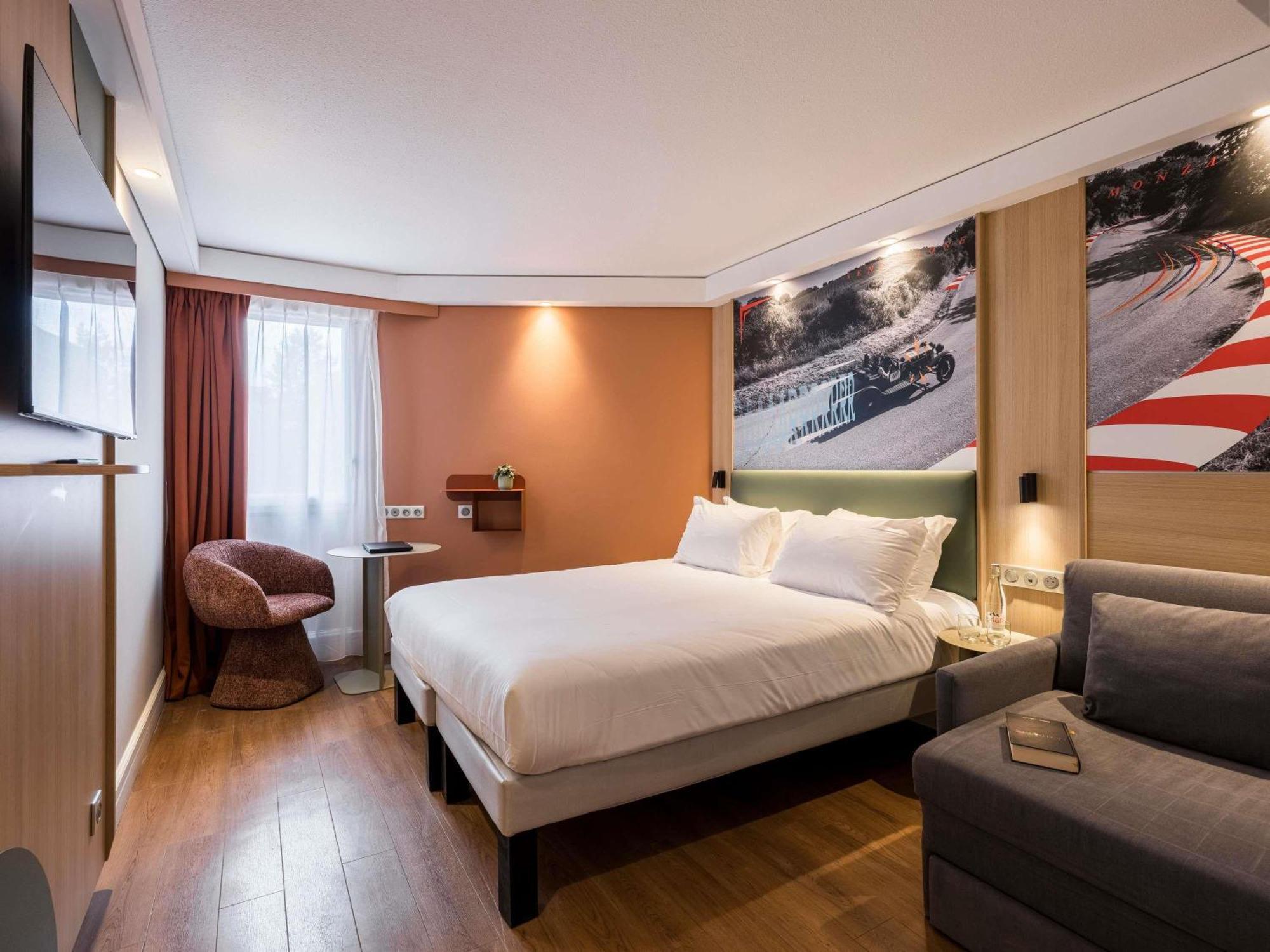 Comfort Kamer met Tweepersoonsbed en Slaapbank voor 1 Persoon