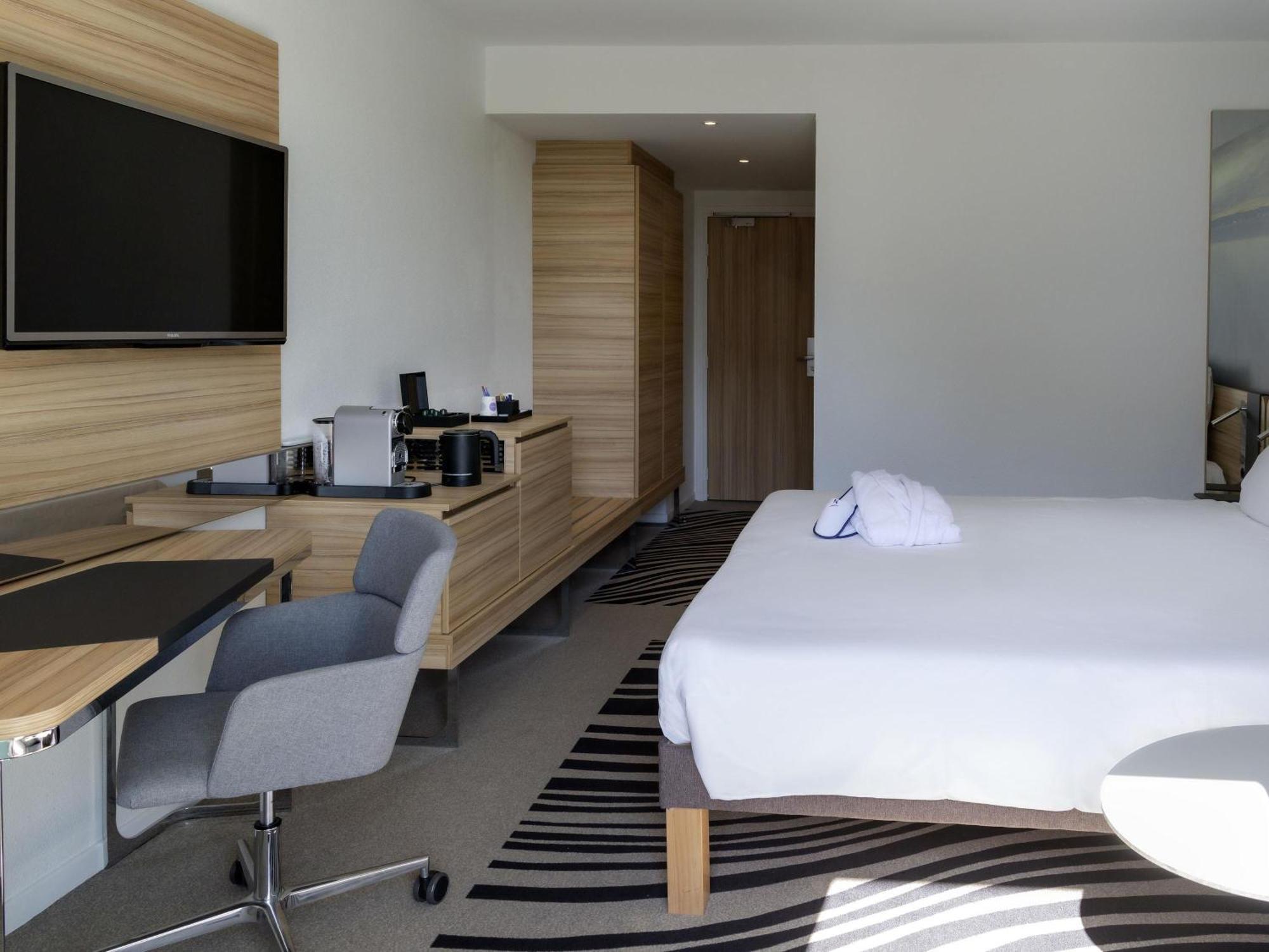 Executive Room One Queen Bed One Sofa