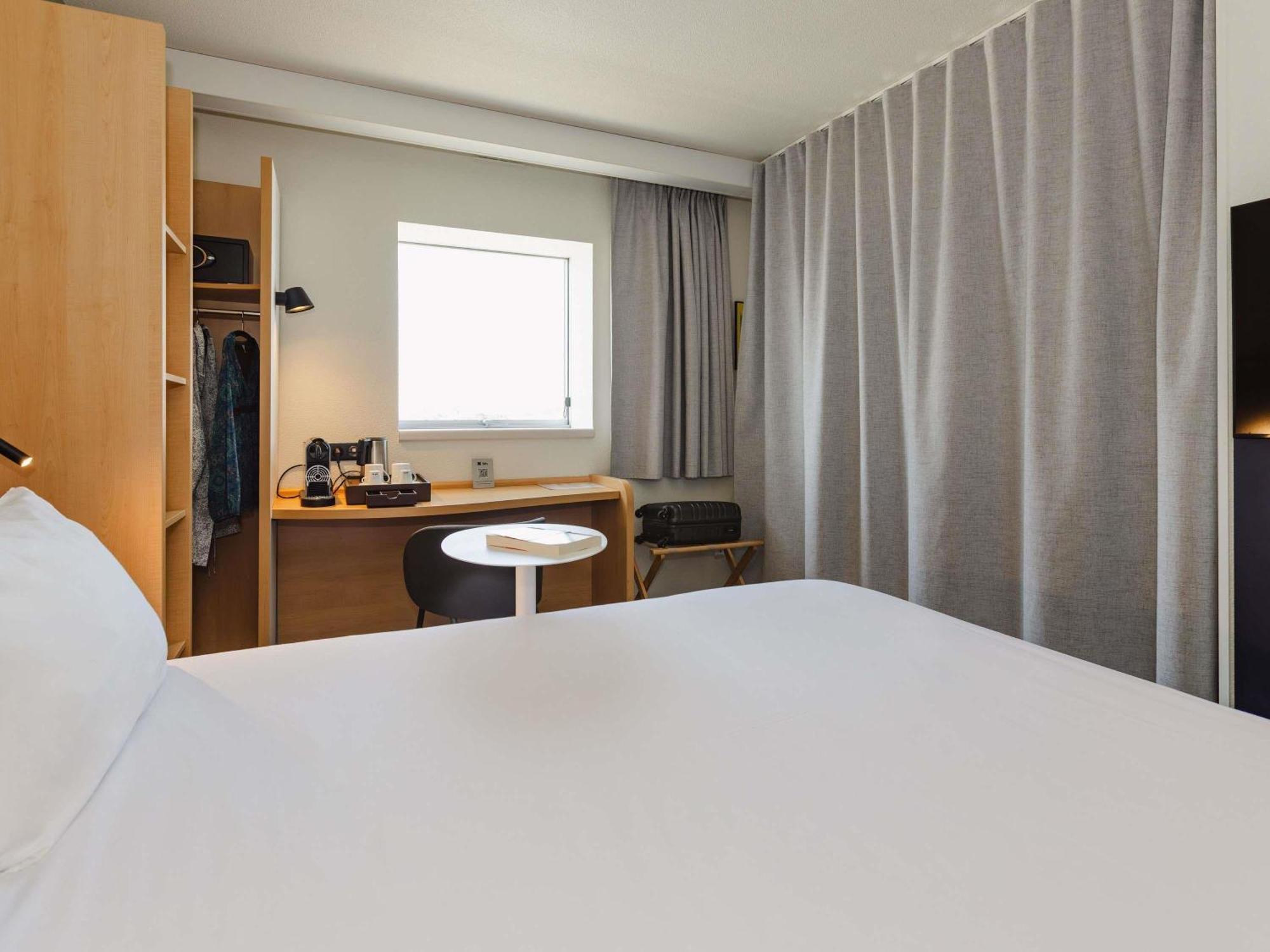Comfort Room Double Bed Two Single Sofa Beds