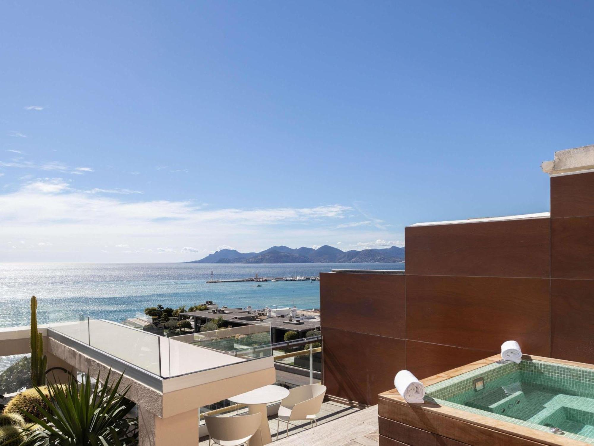 Panoramazimmer mit Terrasse und Meerblick