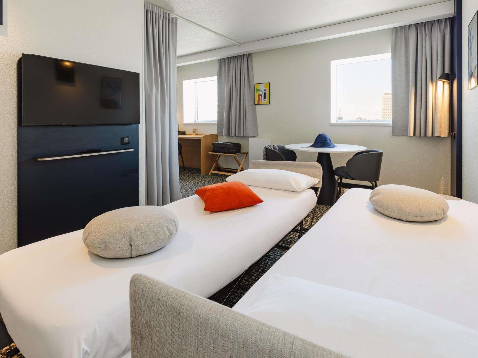 Comfort Room Double Bed Two Single Sofa Beds