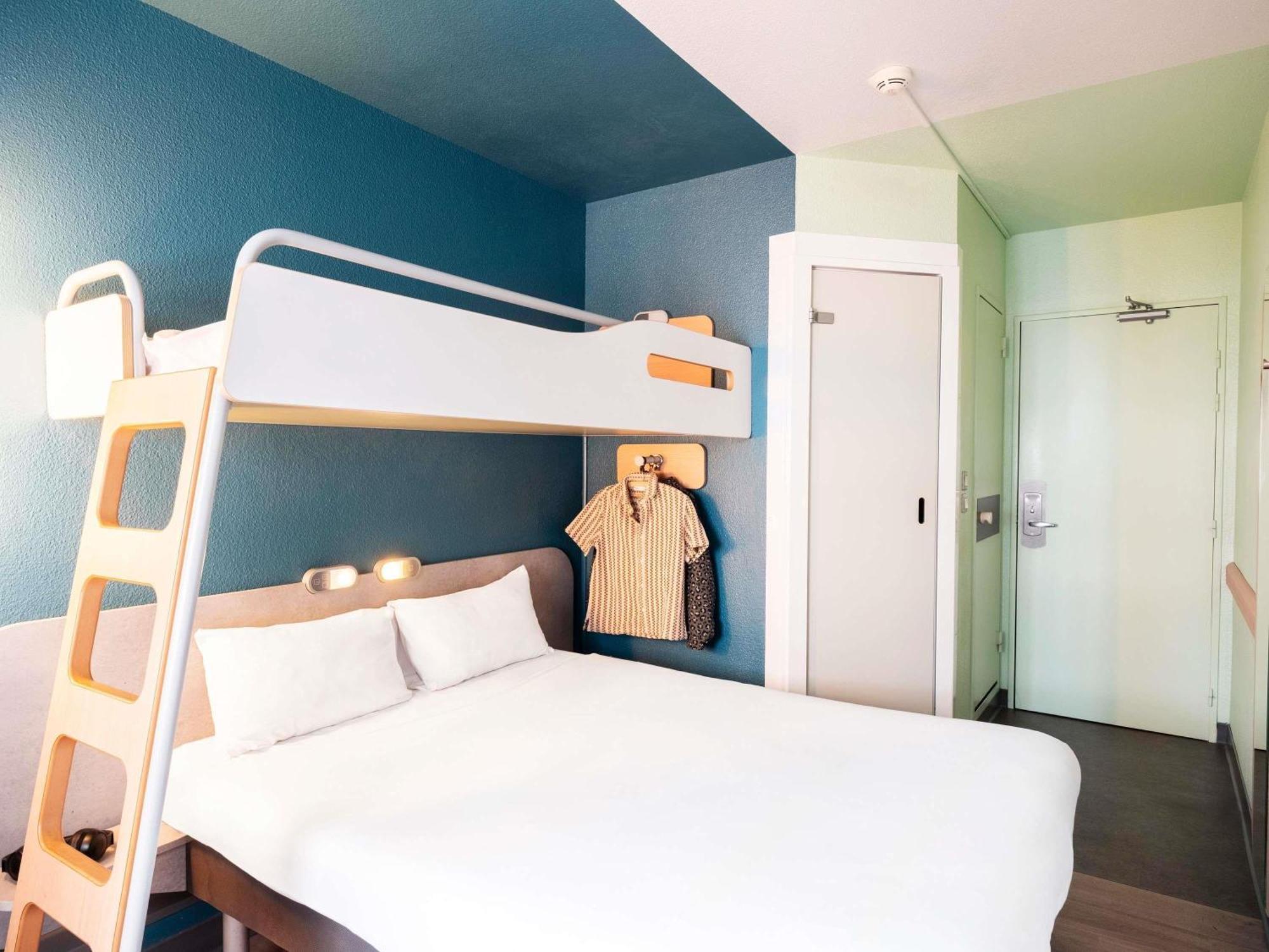 Habitación Triple con cama doble y litera