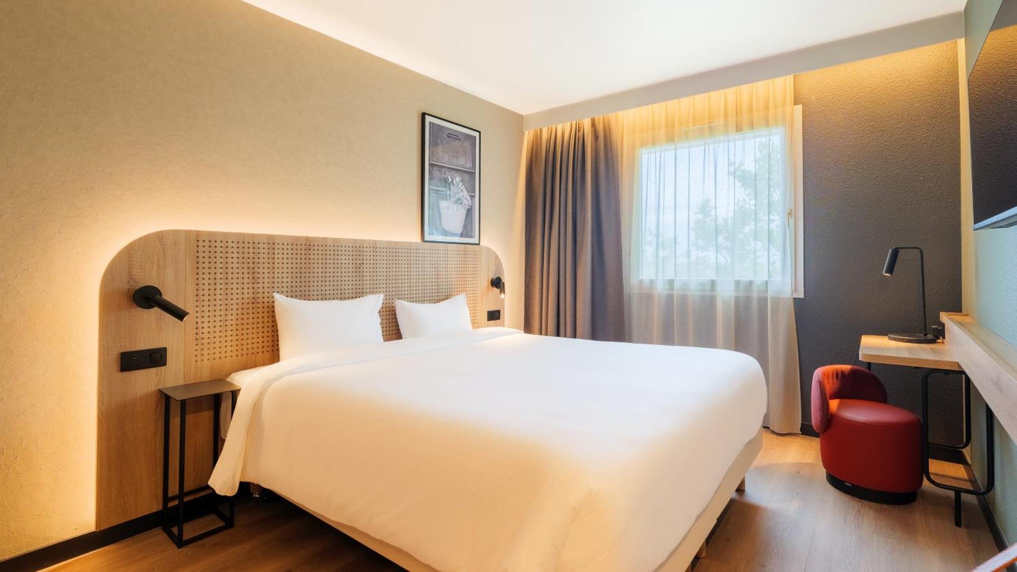 Standard Room 1 Queen Bed