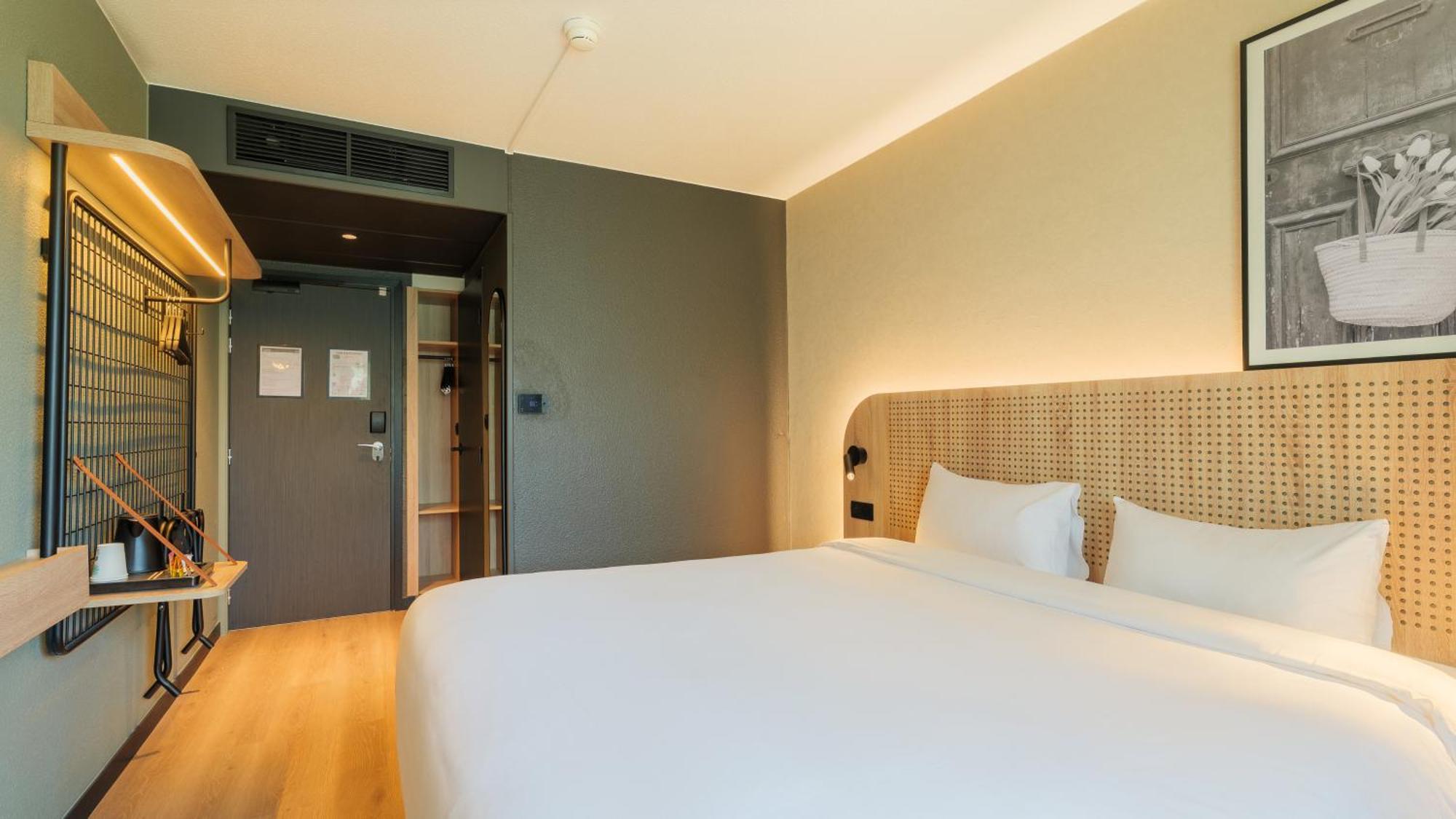 Standard Room 1 Queen Bed