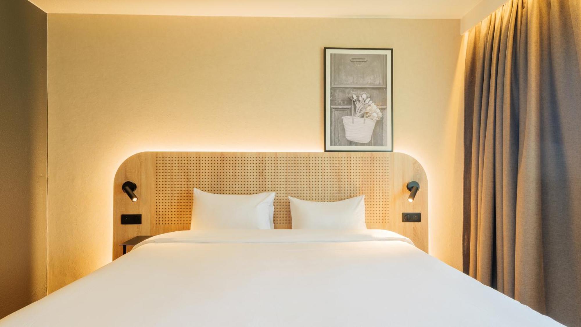 Standard Room 1 Queen Bed