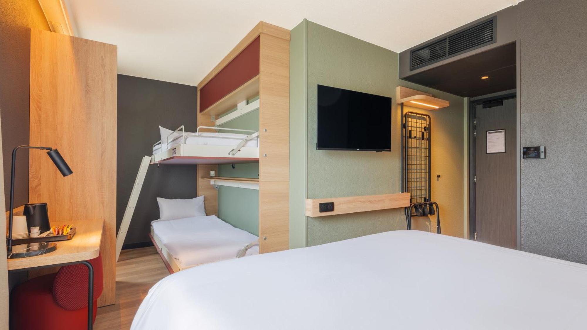 Standard Room 1 Queen Bed 2 Bunk Beds