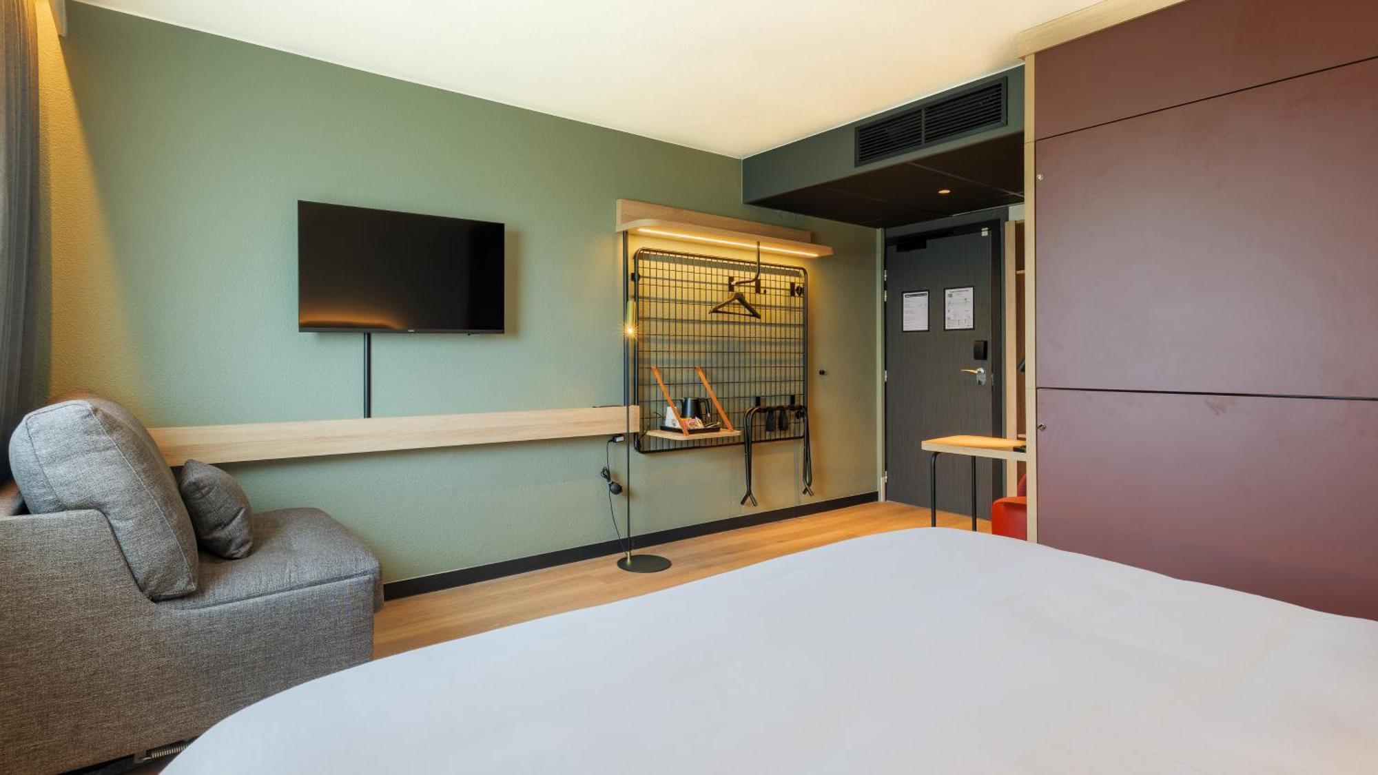 Standard Room 1 Queen Bed 3 Bunk Beds