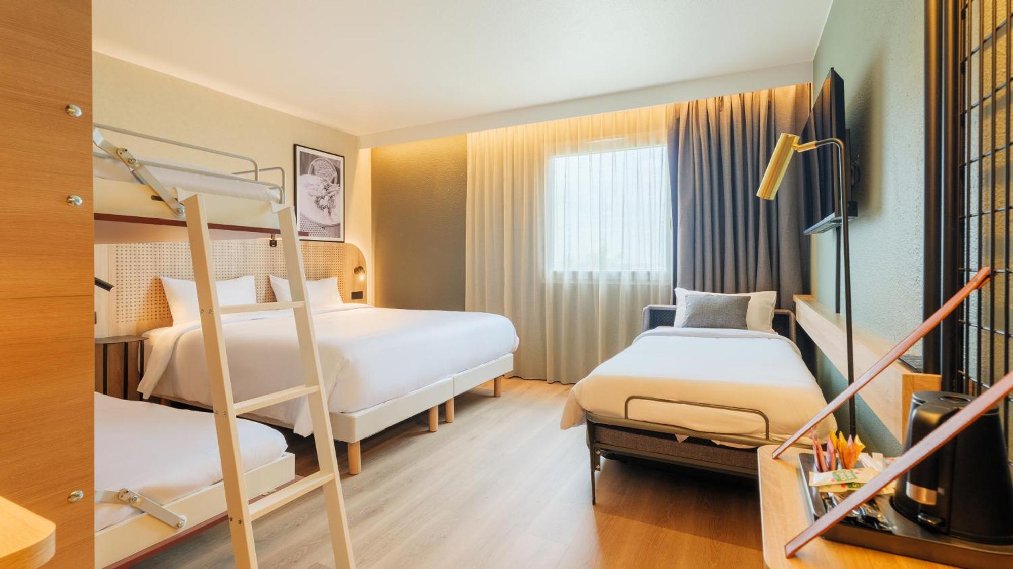 Standard Room 1 Queen Bed 3 Bunk Beds