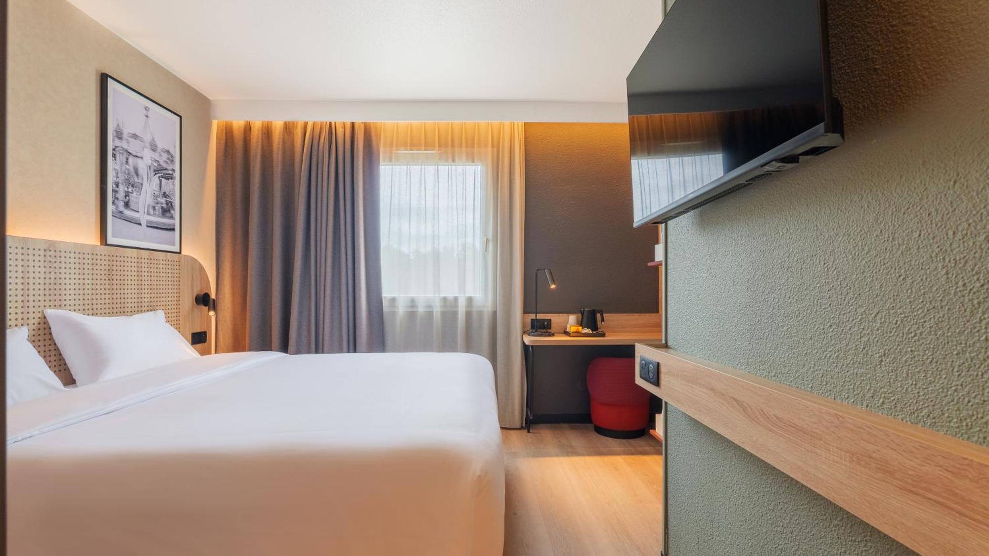 Standard Room 1 Queen Bed 2 Bunk Beds