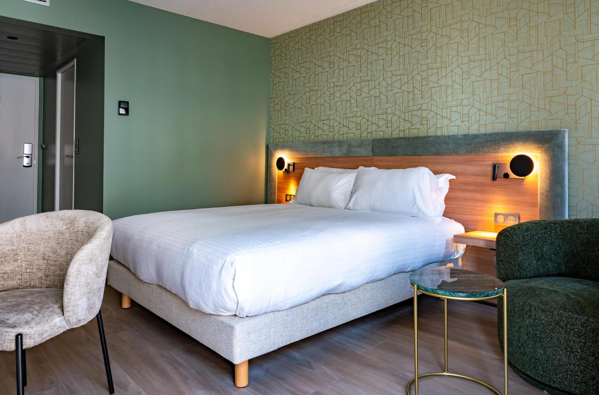 Standard Queen Room