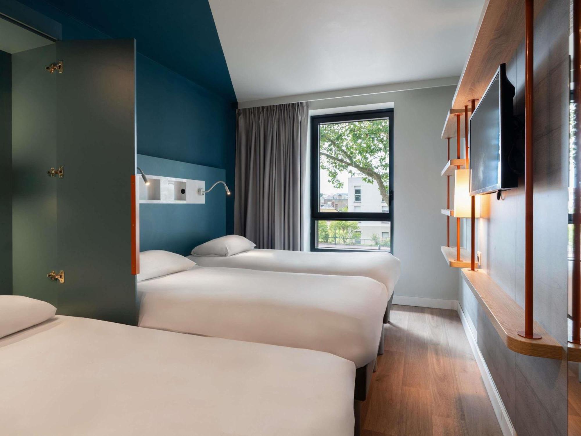 Standard Twin Room Retractable Bed