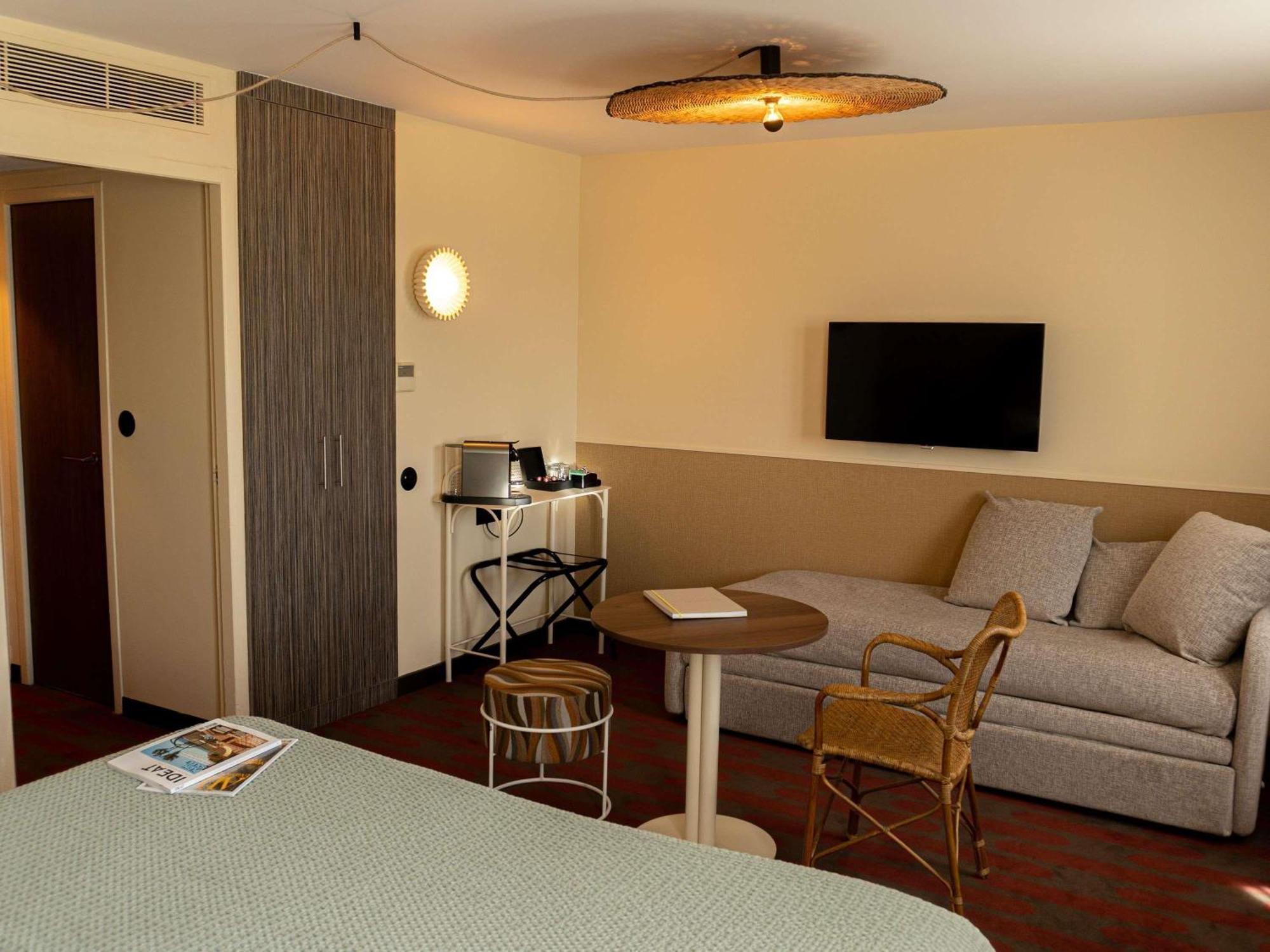 Junior Suite One Double One Sofa Bed