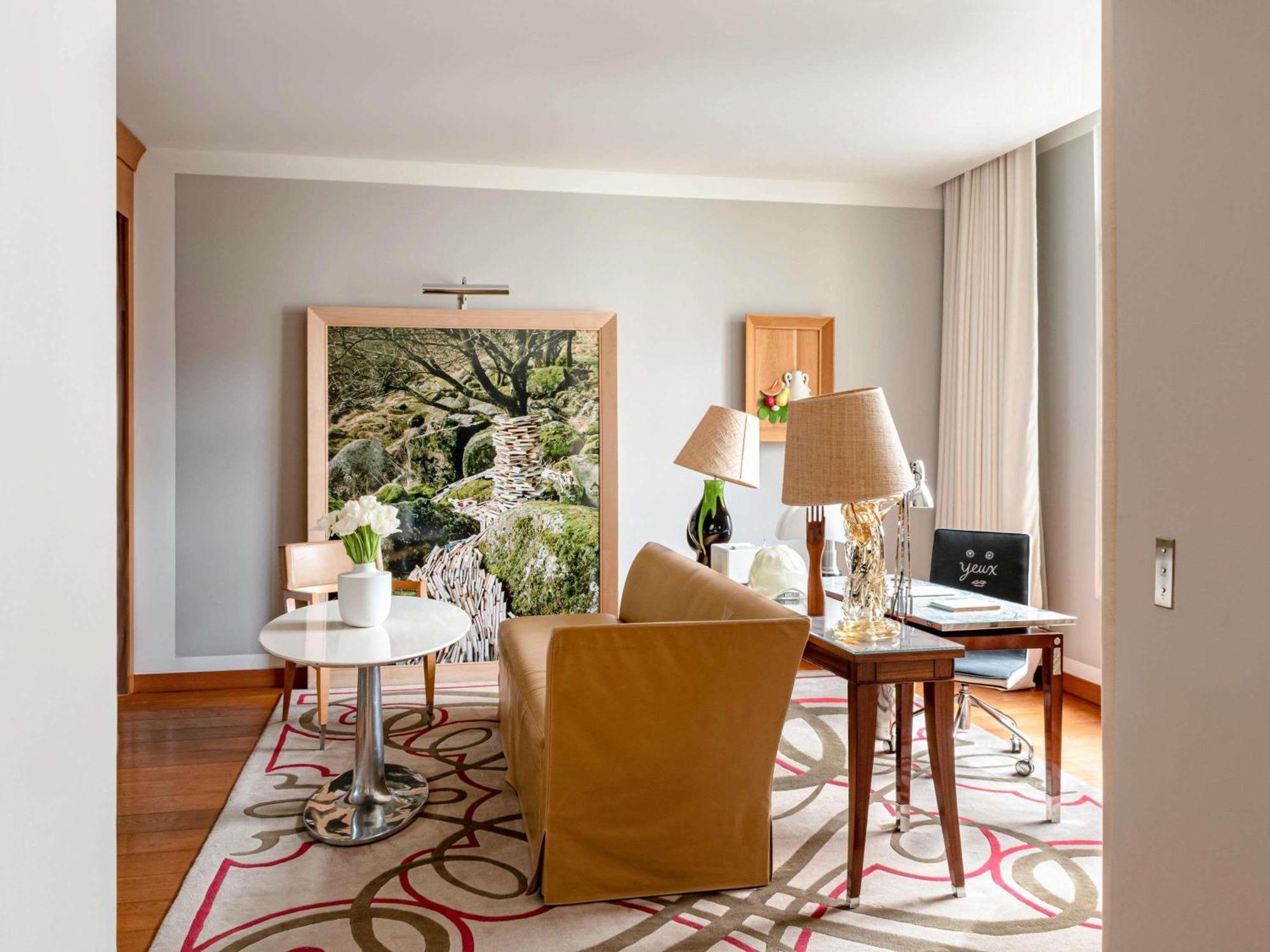 Gallery King Suite