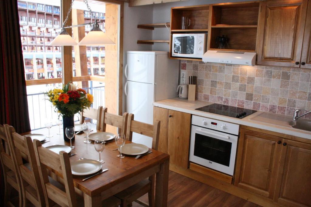 One-Bedroom Apartment with Cabin Comfort (4-6 Persons)