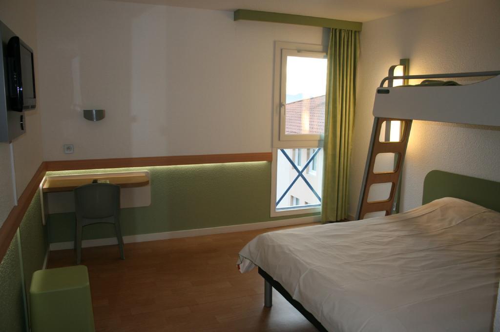 Standard Room with One Double Bed and One Single Bed,812565777:JPEG