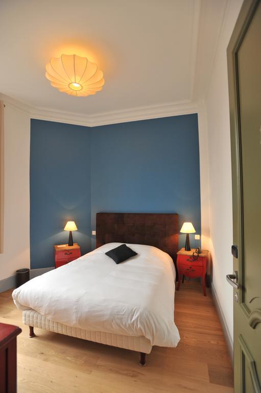 Double Room shower City View