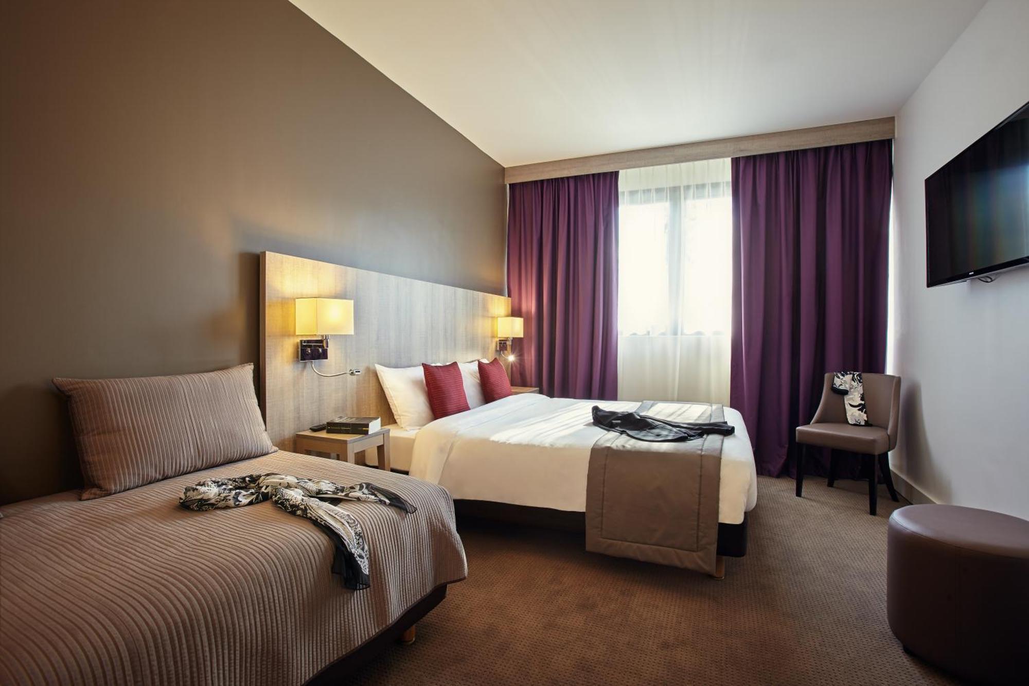 Classic Room with One Double Bed and One Single Bed,297706824:JPEG
