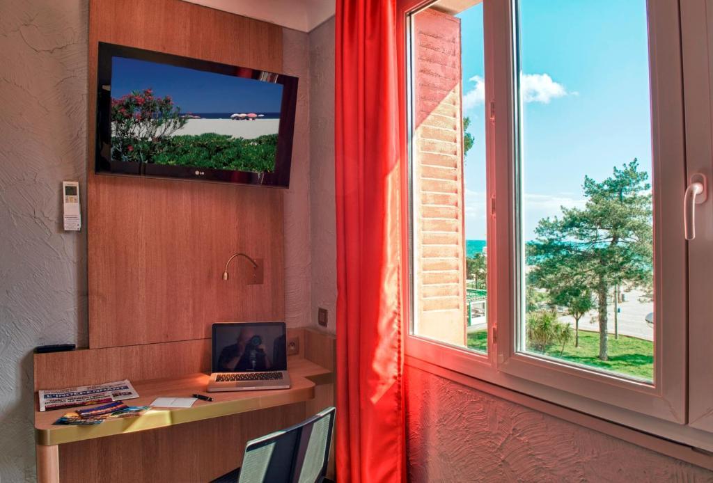 Superior Triple Room with Sea View (2 Adults + 1 Child)